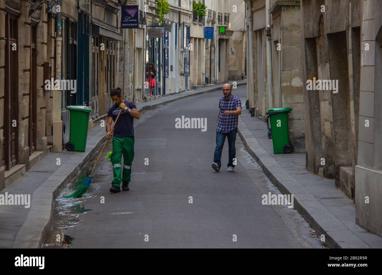 Barriendo una calle, París Foto de stock