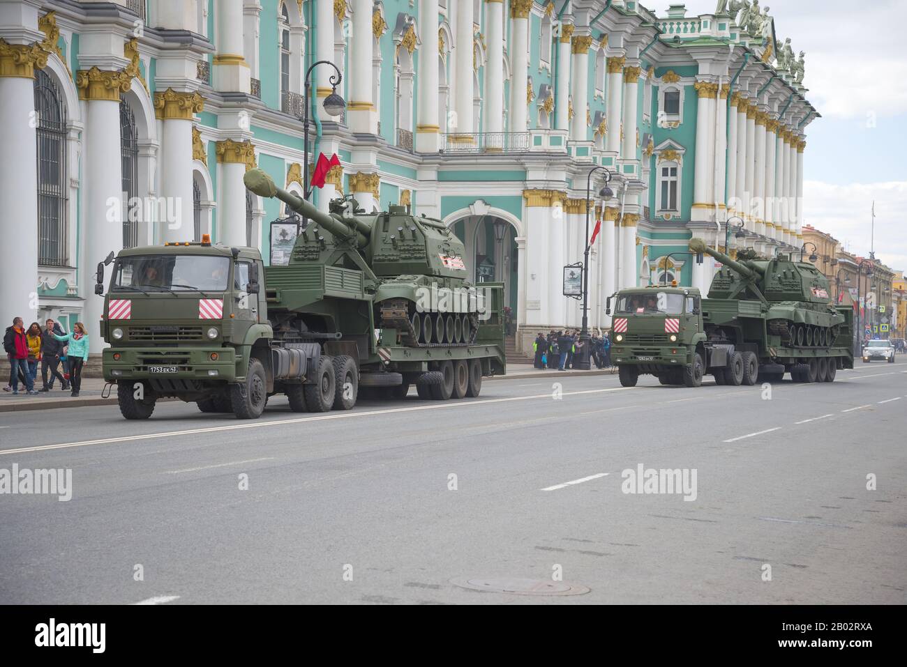 ST. Petersburgo, RUSIA - 07 DE MAYO de 2017: Transporte de equipo militar para el desfile del día de la Victoria Foto de stock