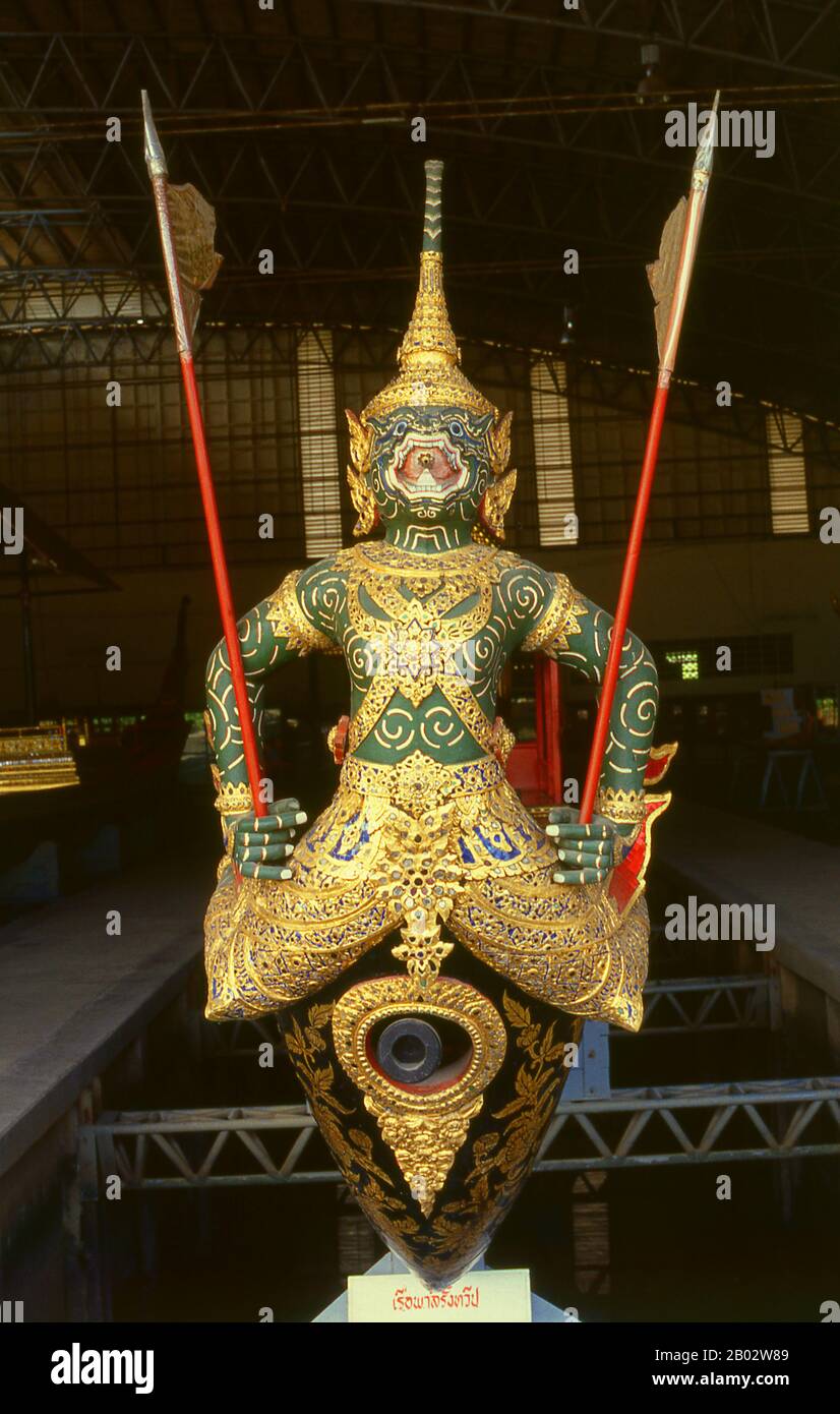 El Pali Rang Thawip es una de las cuatro barcazas de la clase Krabi con Vali, el rey de Kishkinda en la proa. Vali fue un charsacter de la epopeya hindú, el Ramayana. Las barcazas reales de Tailandia se han utilizado en ceremonias en el río Chao Phraya de Bangkok desde el siglo XVIII, pero también se utilizaron antes de este período en la era Ayutthayan. Las barcazas reales exquisitamente elaboradas son una mezcla de artesanía y arte tradicional tailandés. La procesión de barcazas reales se lleva a cabo en raras ocasiones, normalmente sólo en la misma forma que los acontecimientos culturales y religiosos más significativos. Durante el reinado del rey Bhumibol Adulyadej sp Foto de stock