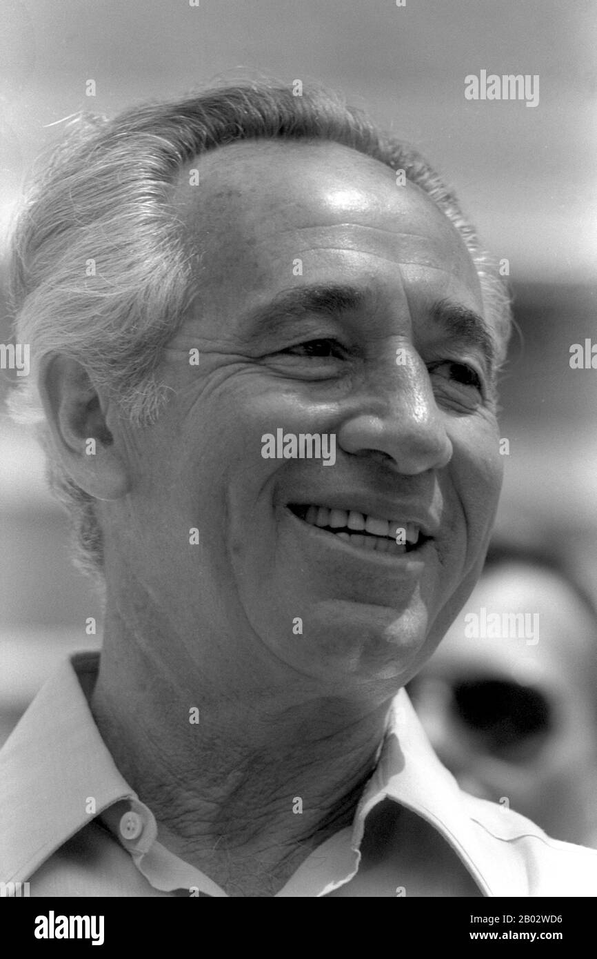 Shimon Peres (nacido el 2 de agosto de 1923) es un estadista israelí nacido en Polonia. Fue el noveno Presidente de Israel de 2007 a 2014. Peres sirvió dos veces como primer Ministro de Israel y dos veces como primer Ministro interino, y fue miembro de 12 gabinetes en una carrera política que abarca más de 66 años. Peres fue elegido miembro del Knesset en noviembre de 1959 y, excepto por un hiato de tres meses de duración a principios de 2006, sirvió continuamente hasta 2007, cuando se convirtió en Presidente. Ocupó varias posiciones diplomáticas y militares durante y directamente después de la Guerra de Independencia de Israel. Su primer gobierno de alto nivel p Foto de stock