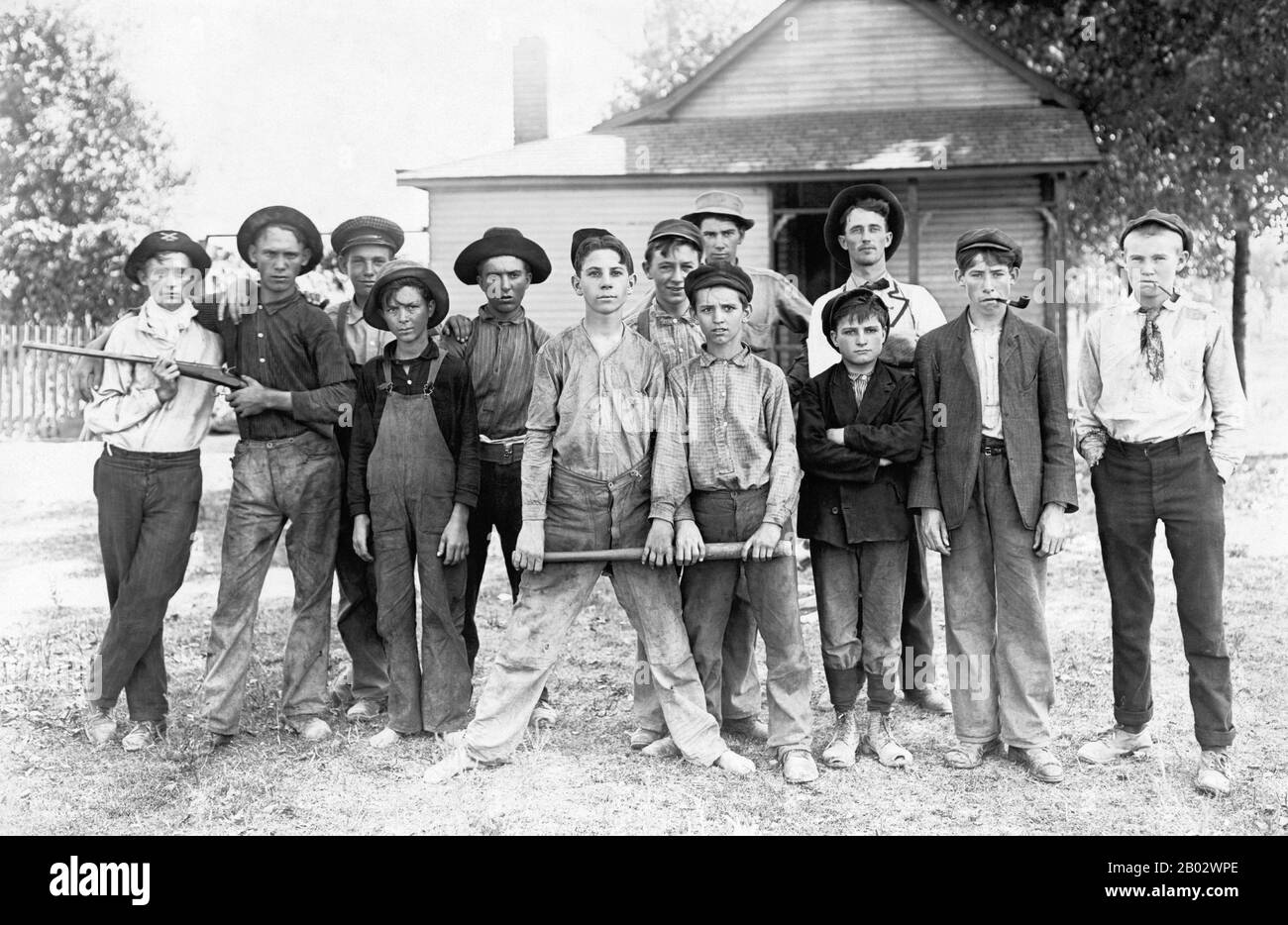 Lewis Wickes Hine (26 de septiembre de 1874 – 3 de noviembre de 1940) fue un sociólogo y fotógrafo estadounidense. Hine utilizó su cámara como herramienta para la reforma social. Sus fotografías fueron instrumentales en el cambio de las leyes de trabajo infantil en los Estados Unidos. Foto de stock