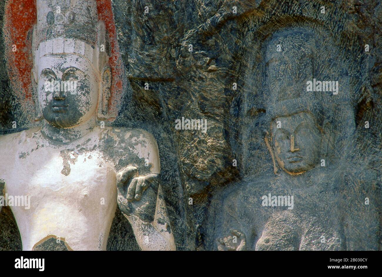 El remoto sitio budista antiguo de Bururuvagala (que significa "imágenes de  Buda de tonos" en Sinhalese) se cree que data del siglo X, cuando el  budismo mahayana dominó partes de Sri Lanka.