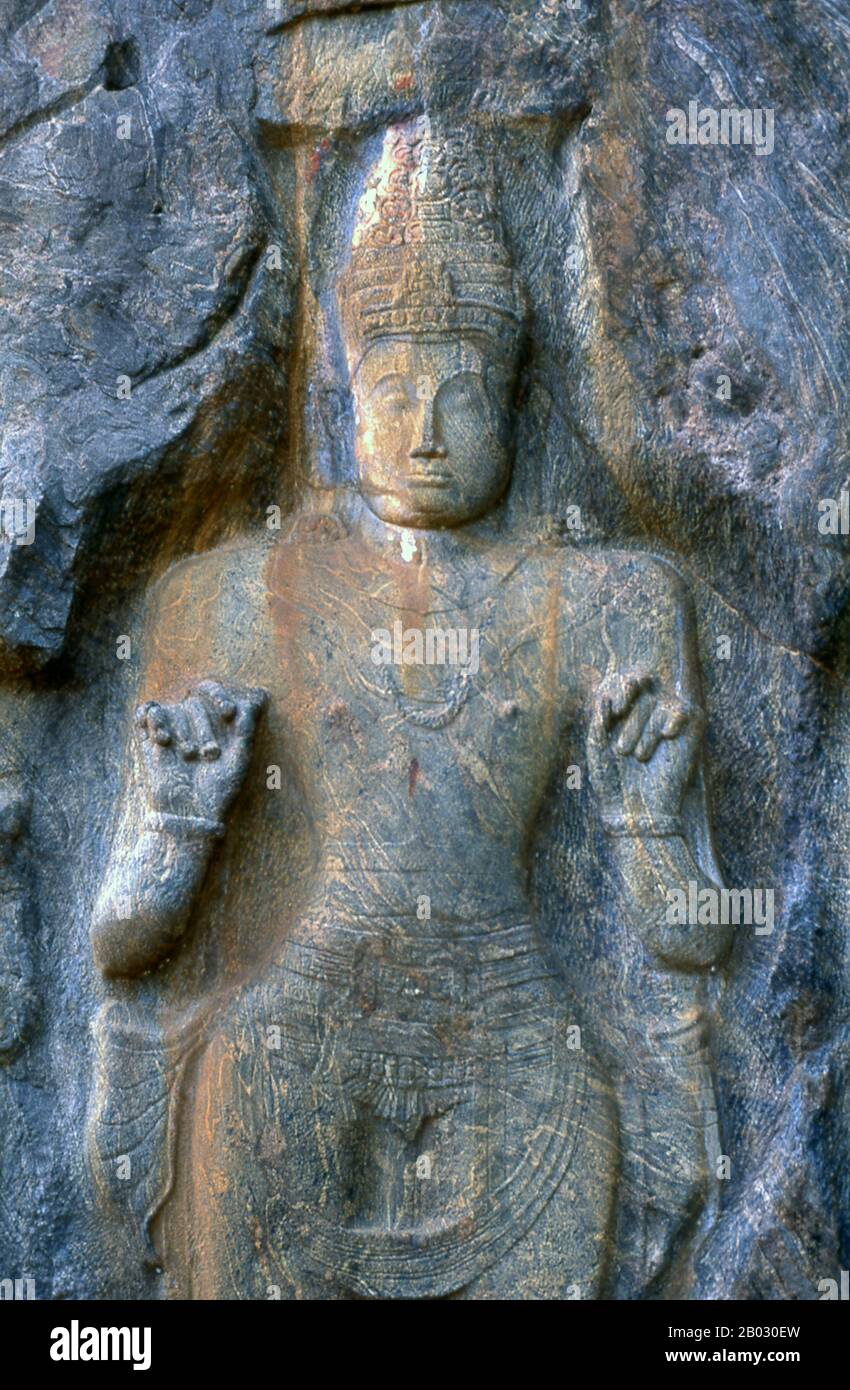 El remoto sitio budista antiguo de Bururuvagala (que significa "imágenes de  Buda de tonos" en Sinhalese) se cree que data del siglo X, cuando el  budismo mahayana dominó partes de Sri Lanka.