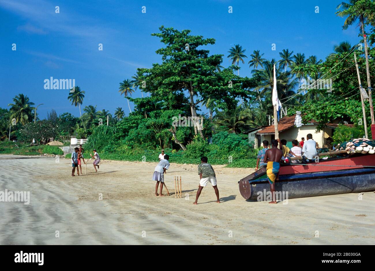 El críquet es el deporte más popular de Sri Lanka. Sri Lanka es una de las diez naciones que toman parte en el test de la prueba de la prueba de la prueba de la prueba de la prueba de la prueba de la prueba de la prueba de la prueba de la prueba de la prueba de la prueba de la prueba de la prueba del El críquet se juega a nivel profesional, semiprofesional y recreativo en el país y una gran proporción de la población observa con interés los partidos internacionales de críquet. El críquet fue traído por primera vez a la isla por los británicos y se cree que fue jugado por primera vez allí alrededor de 1800. Foto de stock