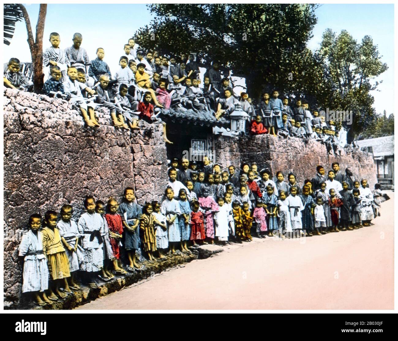 El Reino Ryukyu (nombre histórico inglés: Lewchew, Luchu, o Loochoo) fue un reino independiente que gobernó la mayoría de las islas Ryukyu desde el siglo 15 hasta el siglo 19. Los reyes de Ryukyu unificaron la isla de Okinawa y extendieron el reino a las islas Amami en la prefectura moderna de Kagoshima, y a las islas Sakishima cerca de Taiwán. A pesar de su pequeño tamaño, el reino desempeñó un papel central en las redes de comercio marítimo de Asia oriental y sudoriental medieval. Foto de stock