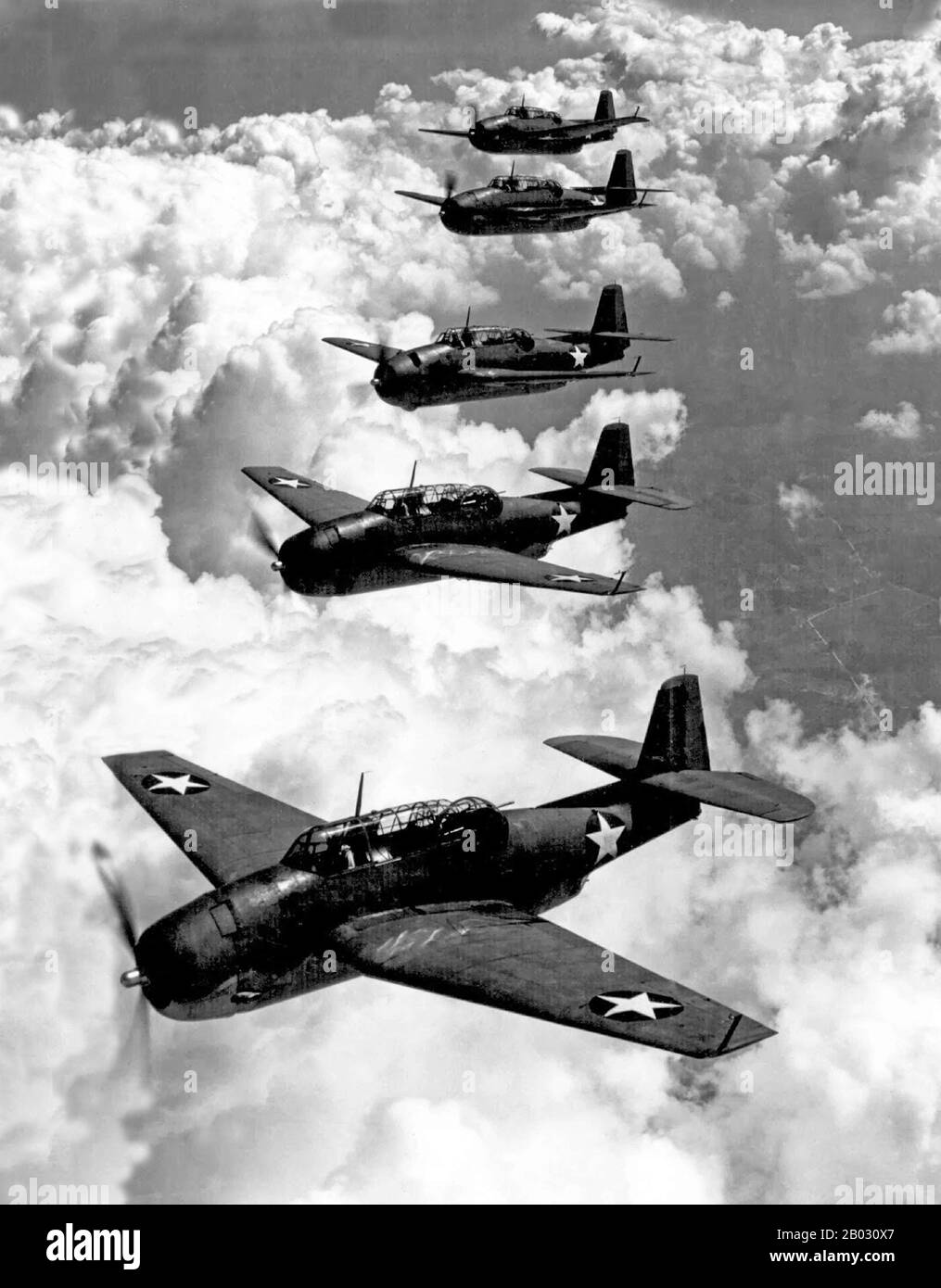 El Grumman TBF Avenger (designado TBM para aviones fabricados por General Motors) fue un bombardero de torpedo desarrollado inicialmente para la Marina y el cuerpo de Infantería de Marina de los Estados Unidos, y eventualmente utilizado por varios servicios de aviación aérea y naval en todo el mundo. El vengador entró en servicio en los Estados Unidos en 1942, y vio la acción por primera vez durante la Batalla de Midway. A pesar de la pérdida de cinco de los seis Vengadores en su debut en combate, sobrevivió en el servicio para convertirse en uno de los más destacados bombarderos de torpedo de la Segunda Guerra Mundial Muy modificado después de la guerra, permaneció en uso hasta los años sesenta. Foto de stock