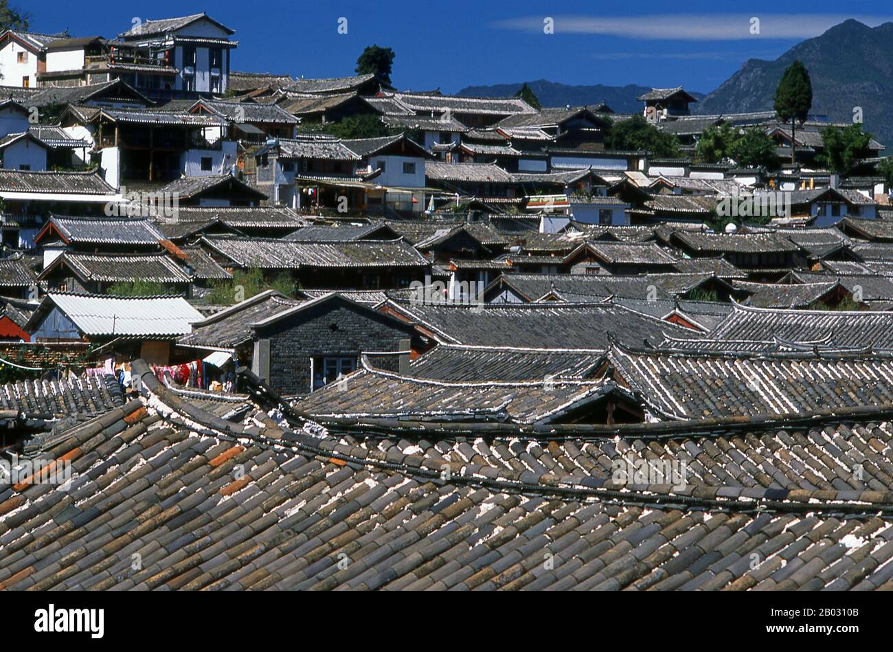 Los Naxi o Nakhi son un grupo étnico que habita las estribaciones del Himalaya en la parte noroeste de la provincia de Yunnan, así como la parte suroeste de la provincia de Sichuan en China. Se cree que los Naxi provienen originalmente del Tíbet y, hasta hace poco, mantuvieron vínculos comerciales terrestres con Lhasa e India. Los Naxi forman uno de los 56 grupos étnicos oficialmente reconocidos por la República Popular de China. Los Naxi son tradicionalmente seguidores de la religión Dongba. A través de influencias culturales tanto chinas como tibetanas, adoptaron el Budismo Tibetano y, en menor medida, el Taois Foto de stock