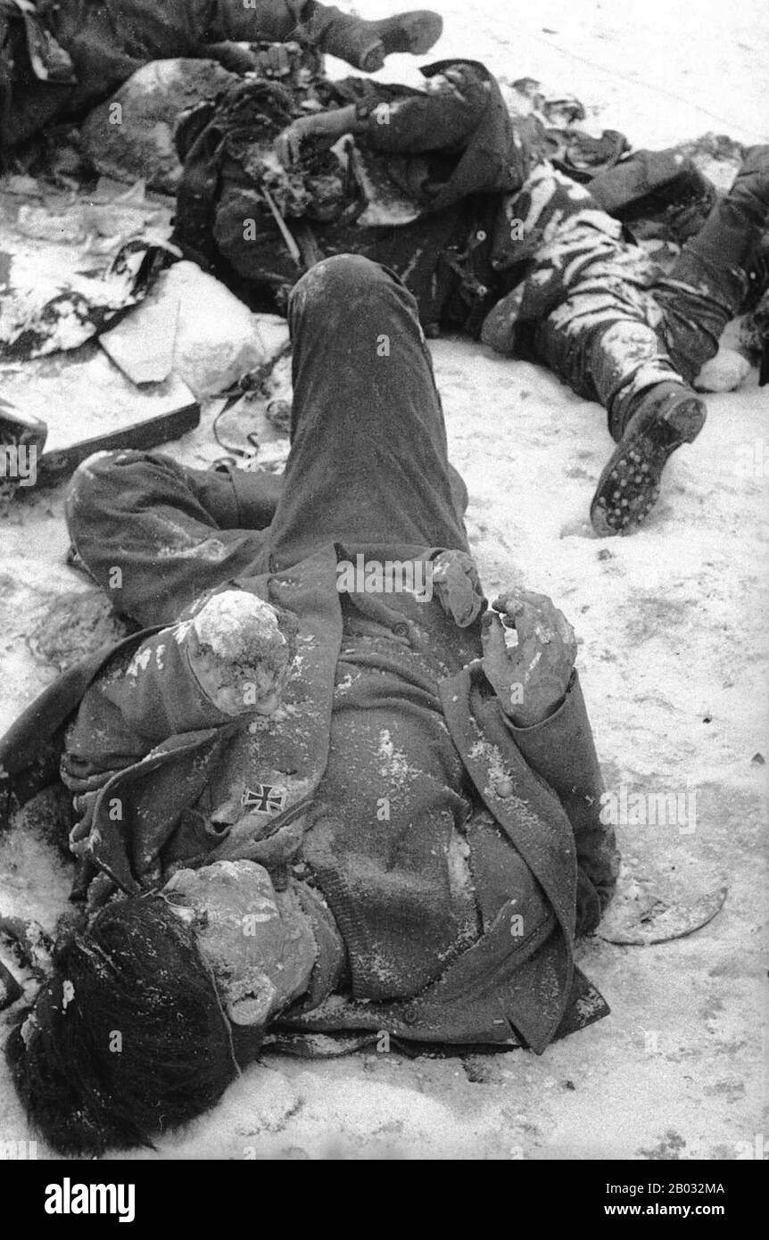 La batalla de Stalingrado (23 de agosto de 1942 – 2 de febrero de 1943) fue una batalla importante en el frente Oriental de la Segunda Guerra Mundial en la que la Alemania nazi y sus aliados lucharon contra la Unión Soviética por el control de la ciudad de Stalingrado (ahora Volgograd) en el sur de Rusia, Cerca de la frontera oriental de Europa. Marcado por constantes combates en zonas cercanas y ataques directos contra civiles por ataques aéreos, a menudo se considera como una de las batallas más grandes (casi 2.2 millones de personas) y sangrientas (1.7–2 millones de heridos, muertos o capturados) en la historia de la guerra. Las grandes pérdidas infligidas a la Wehrmach alemana Foto de stock