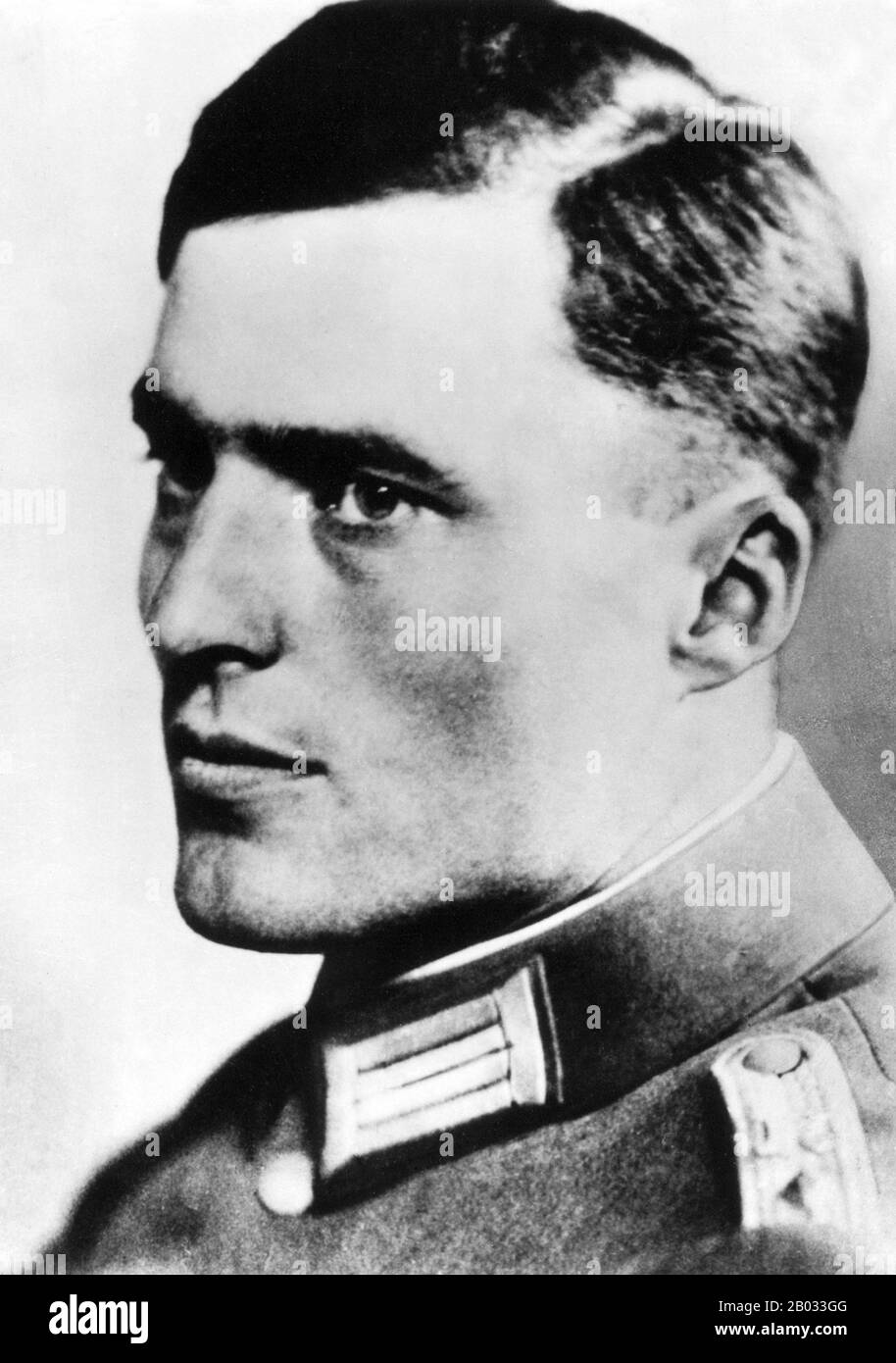 Claus Philipp Maria Schenk Graf von Stauffenberg, comúnmente conocido como Claus Schenk Graf von Stauffenberg (15 de noviembre de 1907 – 21 de julio de 1944), Era un oficial del ejército alemán y miembro de la nobleza alemana tradicional que era uno de los miembros principales del complot fallido del 20 de julio de 1944 para asesinar a Adolf Hitler y sacar al Partido Nazi del poder. Junto con Henning von Tresckow y Hans Oster, fue una de las figuras centrales del movimiento de Resistencia alemán dentro de la Wehrmacht. Por su participación en el movimiento fue ejecutado por un escuadrón de fusilamiento poco después del fallido intento conocido como Foto de stock