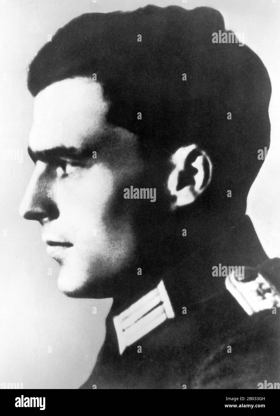 Claus Philipp Maria Schenk Graf von Stauffenberg, comúnmente conocido como Claus Schenk Graf von Stauffenberg (15 de noviembre de 1907 – 21 de julio de 1944), Era un oficial del ejército alemán y miembro de la nobleza alemana tradicional que era uno de los miembros principales del complot fallido del 20 de julio de 1944 para asesinar a Adolf Hitler y sacar al Partido Nazi del poder. Junto con Henning von Tresckow y Hans Oster, fue una de las figuras centrales del movimiento de Resistencia alemán dentro de la Wehrmacht. Por su participación en el movimiento fue ejecutado por un escuadrón de fusilamiento poco después del fallido intento conocido como Foto de stock