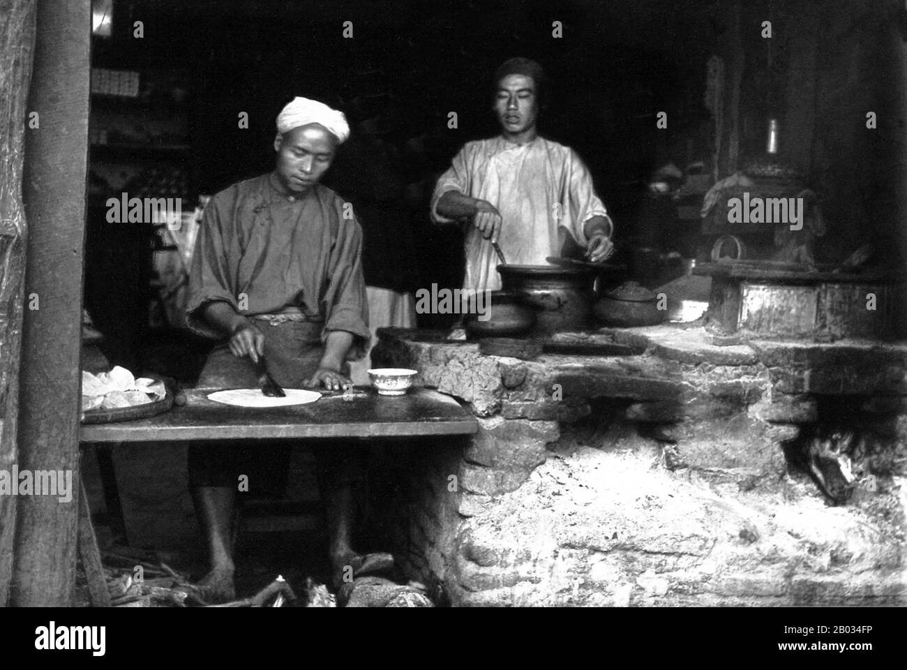La Tercera Guerra Anglo-Birmana culminó con la anexión de la Alta Birmania por los británicos el 1 de enero de 1886. Las comunidades chinas habían existido durante muchos siglos en las zonas rurales de Birmania y estaban formadas en gran medida por migrantes que viajaban por tierra desde China a Birmania a lo largo de las rutas comerciales del noreste. La población urbana China se originó durante la era colonial cuando chinos de las provincias costeras de China vinieron por mar a trabajar como comerciantes, entre otras profesiones. El barrio chino en Mandalay estaba cerca del Bazar del Rey, en el lado sur de B Road. Una leyenda de Hooper que acompaña la fotografía d Foto de stock