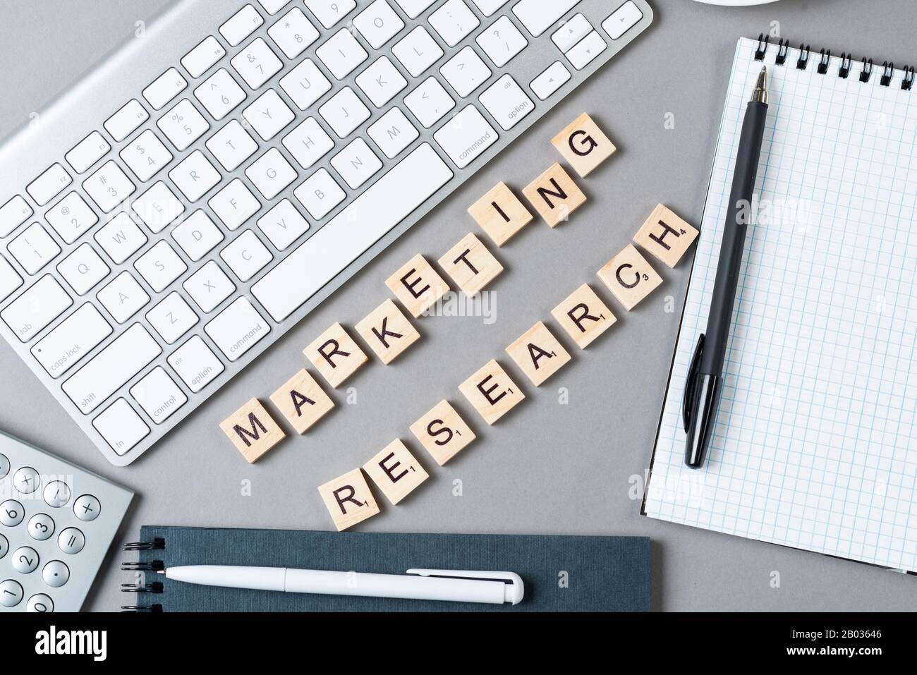 Concepto de investigación de marketing con letras en los cubos Foto de stock