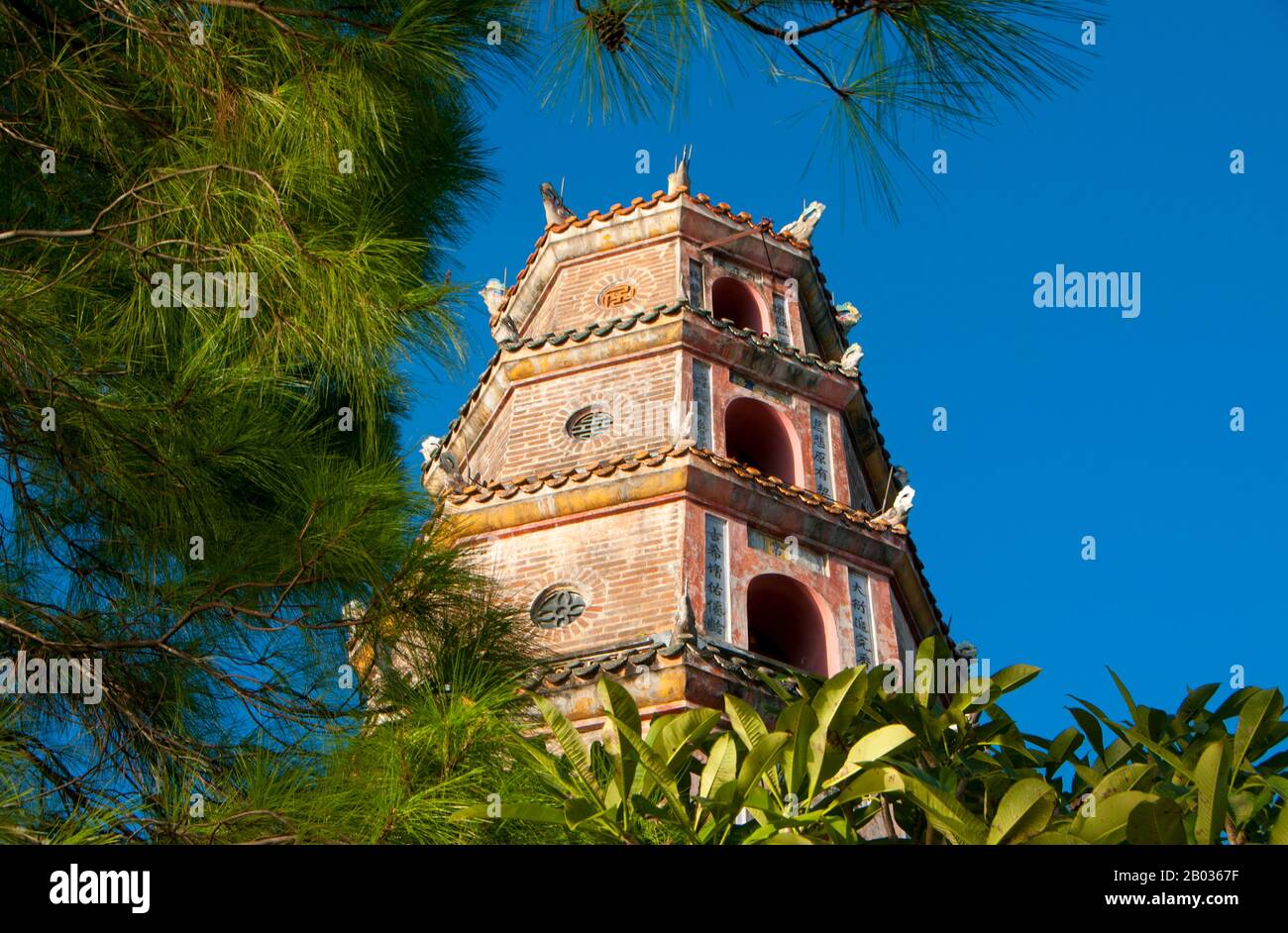 Vietnam: Pagoda Thien Mu, Hue. La pagoda Thien Mu fue construida en el ...