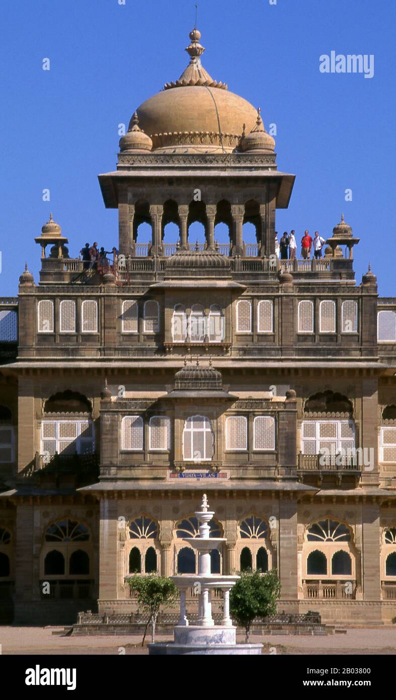 El Palacio Vijaya Vilas es el palacio de verano único de la Jadeja Rajas de Kutch. El palacio fue construido durante el reinado de Maharao Shri Khengarji III, el Maharao de Kutch, como un recurso de verano para el uso de su hijo y heredero al reino, el Yuvraj Shri Vijayaraji. La construcción del palacio comenzó en 1920 y se terminó en 1929. Kutch (a menudo deletreado Kachch) es la parte noroccidental del estado indio de Gujarat, dividido de la parte principal del estado por el mar Arábigo y un tramo de marismas de sal. Al norte se encuentra la provincia pakistaní de Sind. Se dice que el nombre de Kutch es deri Foto de stock