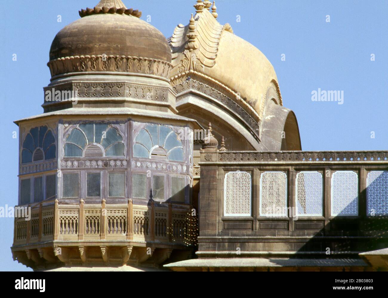 El Palacio Vijaya Vilas es el palacio de verano único de la Jadeja Rajas de Kutch. El palacio fue construido durante el reinado de Maharao Shri Khengarji III, el Maharao de Kutch, como un recurso de verano para el uso de su hijo y heredero al reino, el Yuvraj Shri Vijayaraji. La construcción del palacio comenzó en 1920 y se terminó en 1929. Kutch (a menudo deletreado Kachch) es la parte noroccidental del estado indio de Gujarat, dividido de la parte principal del estado por el mar Arábigo y un tramo de marismas de sal. Al norte se encuentra la provincia pakistaní de Sind. Se dice que el nombre de Kutch es deri Foto de stock
