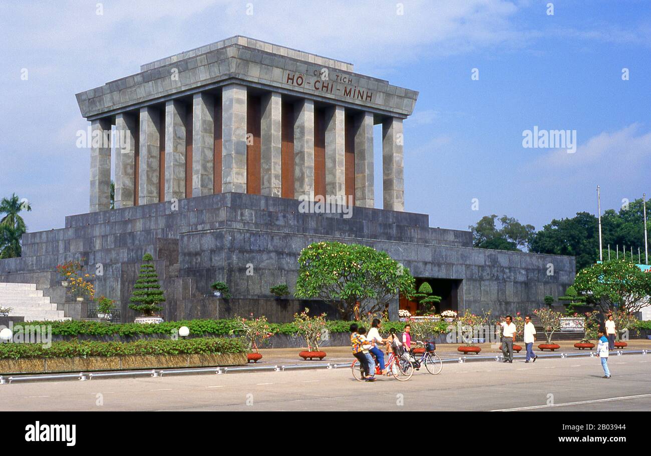 La plaza BA Dinh tiene un significado especial para los vietnamitas, ya que  fue aquí donde Ho Chi Minh declaró la independencia de la nación de Francia  frente a una multitud de