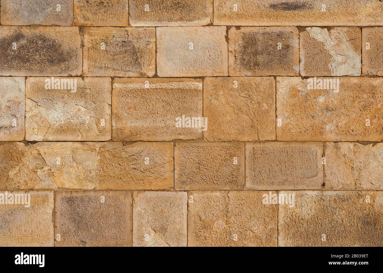 Vieja pared de bloques de piedra marrón como fondo Foto de stock