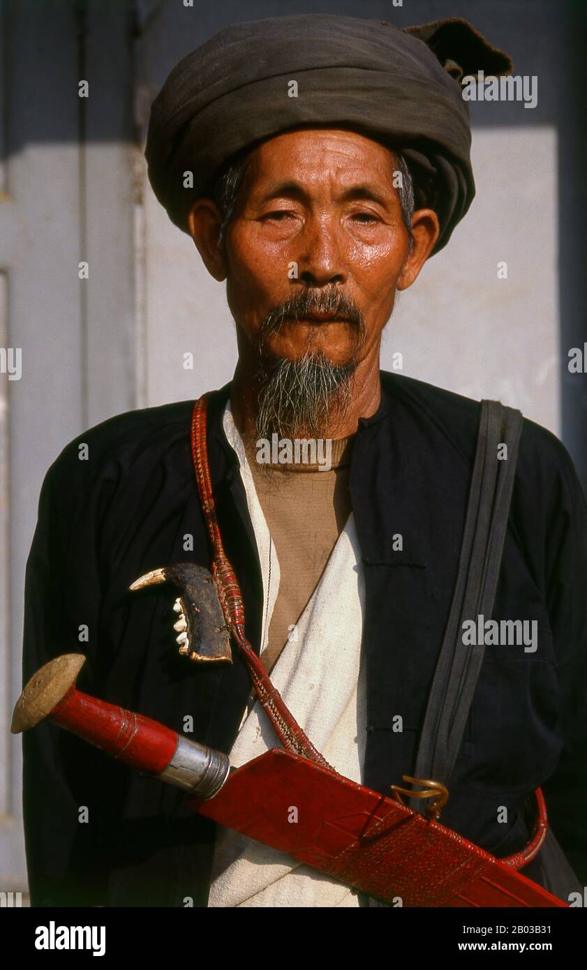 Notables por su destreza militar, su receptividad al cristianismo y su intrincada red de parentesco, los kachins son un pueblo de montaña duro que vive en las remotas colinas del norte de Birmania y en las periferias de la India y China. "Kachin" es en realidad una palabra birmana que no existe en ninguno de los dialectos locales. Cada tribu Kachin tiene un nombre diferente para ellos y sus vecinos, pero no tiene palabra para describir a todo el grupo. Foto de stock
