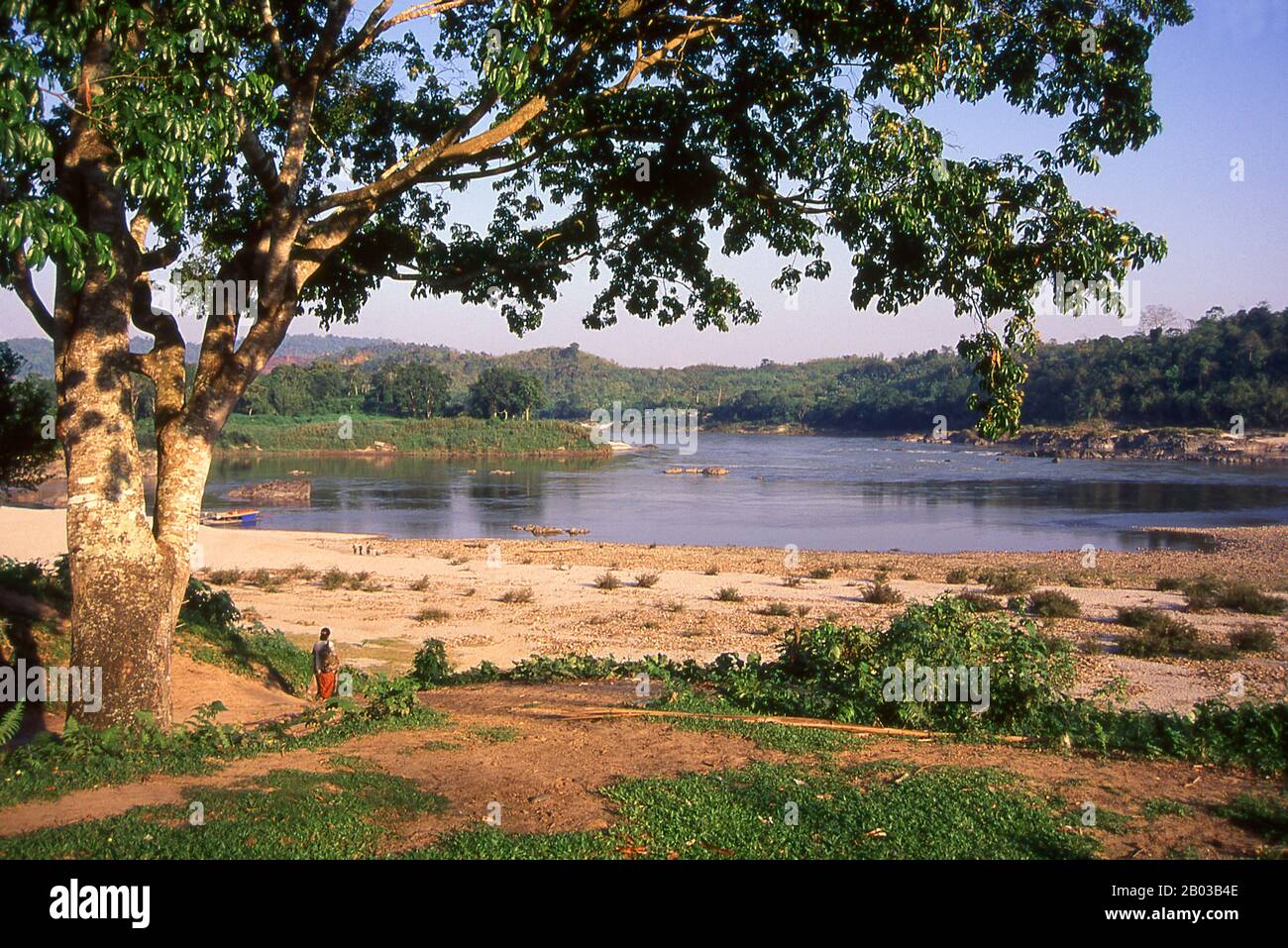 El río Irrawaddy o el río Ayeyarwady, también deletreado Ayeyarwaddy es un río que fluye de norte a sur a través de Birmania (Myanmar). Es el río más grande del país y la vía navegable comercial más importante. Originario de la confluencia de los ríos N'mai y Mali, fluye relativamente recto Norte-Sur antes de vaciarse a través del delta del Irrawaddy en el mar de Damán. Su área de drenaje de alrededor de 255,081 km² cubre una gran parte de Birmania. Después del poema de Rudyard Kipling, a veces se le conoce como 'el camino a Mandalay'. Foto de stock
