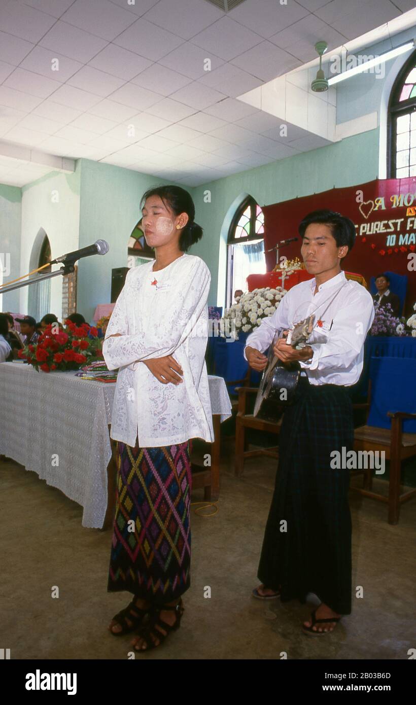 Notables por su destreza militar, su receptividad al cristianismo y su intrincada red de parentesco, los kachins son un pueblo de montaña duro que vive en las remotas colinas del norte de Birmania y en las periferias de la India y China. "Kachin" es en realidad una palabra birmana que no existe en ninguno de los dialectos locales. Cada tribu Kachin tiene un nombre diferente para ellos y sus vecinos, pero no tiene palabra para describir a todo el grupo. Foto de stock