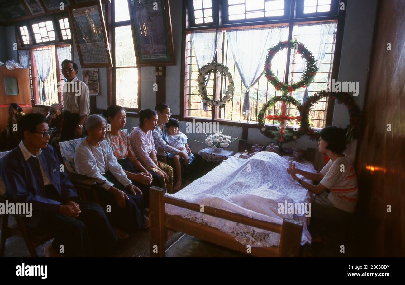 Notables por su destreza militar, su receptividad al cristianismo y su intrincada red de parentesco, los kachins son un pueblo de montaña duro que vive en las remotas colinas del norte de Birmania y en las periferias de la India y China. "Kachin" es en realidad una palabra birmana que no existe en ninguno de los dialectos locales. Cada tribu Kachin tiene un nombre diferente para ellos y sus vecinos, pero no tiene palabra para describir a todo el grupo. Foto de stock