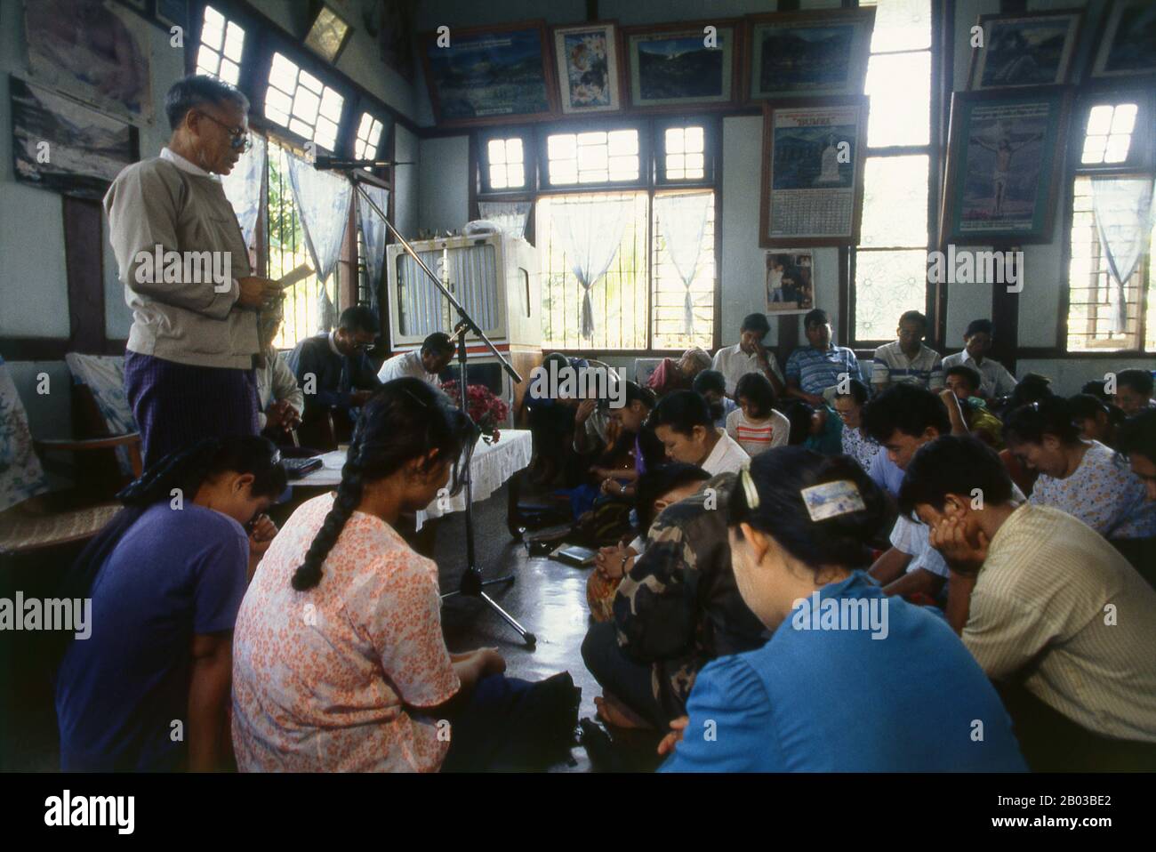 Notables por su destreza militar, su receptividad al cristianismo y su intrincada red de parentesco, los kachins son un pueblo de montaña duro que vive en las remotas colinas del norte de Birmania y en las periferias de la India y China. "Kachin" es en realidad una palabra birmana que no existe en ninguno de los dialectos locales. Cada tribu Kachin tiene un nombre diferente para ellos y sus vecinos, pero no tiene palabra para describir a todo el grupo. Foto de stock