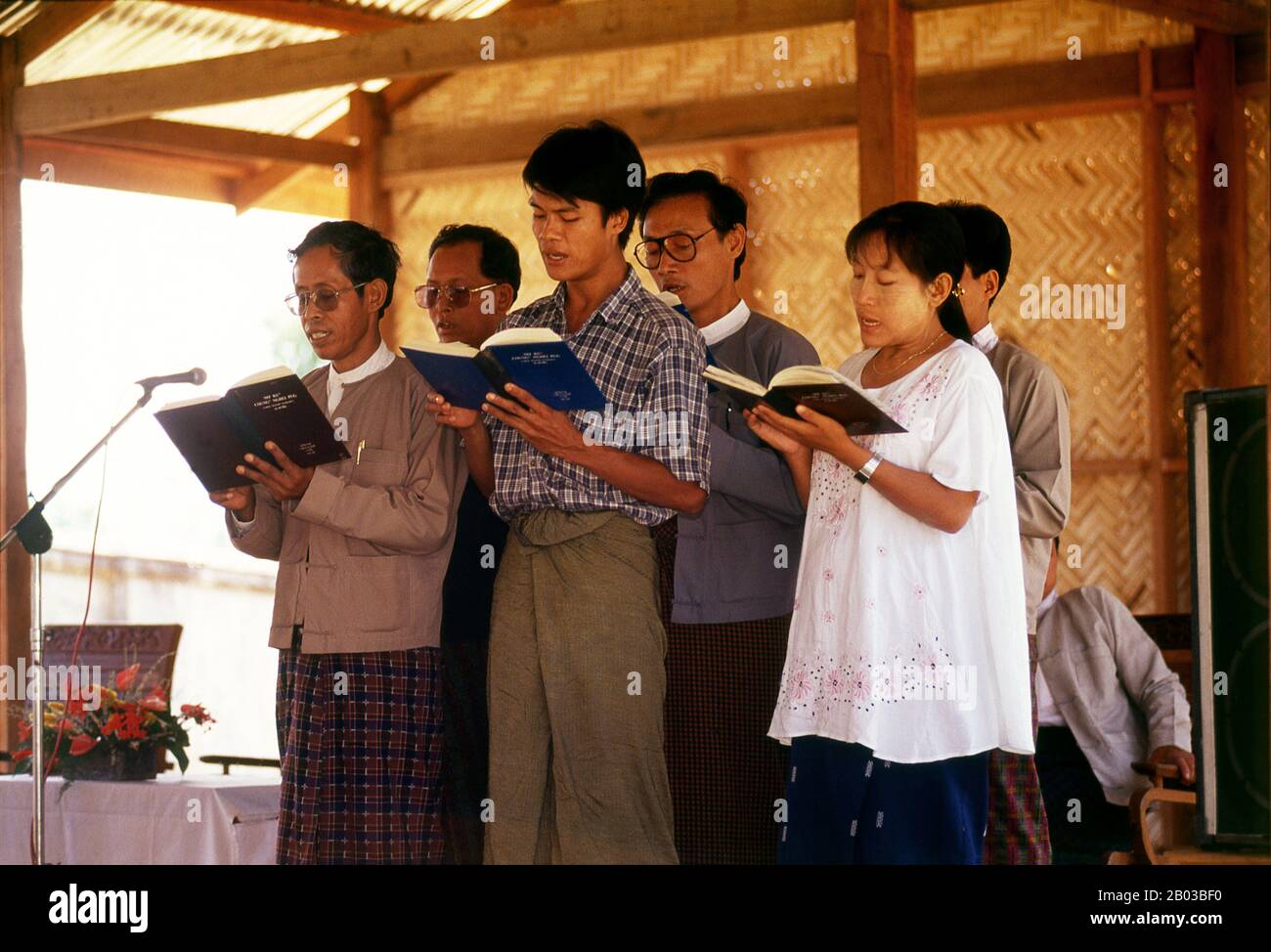 Notables por su destreza militar, su receptividad al cristianismo y su intrincada red de parentesco, los kachins son un pueblo de montaña duro que vive en las remotas colinas del norte de Birmania y en las periferias de la India y China. "Kachin" es en realidad una palabra birmana que no existe en ninguno de los dialectos locales. Cada tribu Kachin tiene un nombre diferente para ellos y sus vecinos, pero no tiene palabra para describir a todo el grupo. Foto de stock
