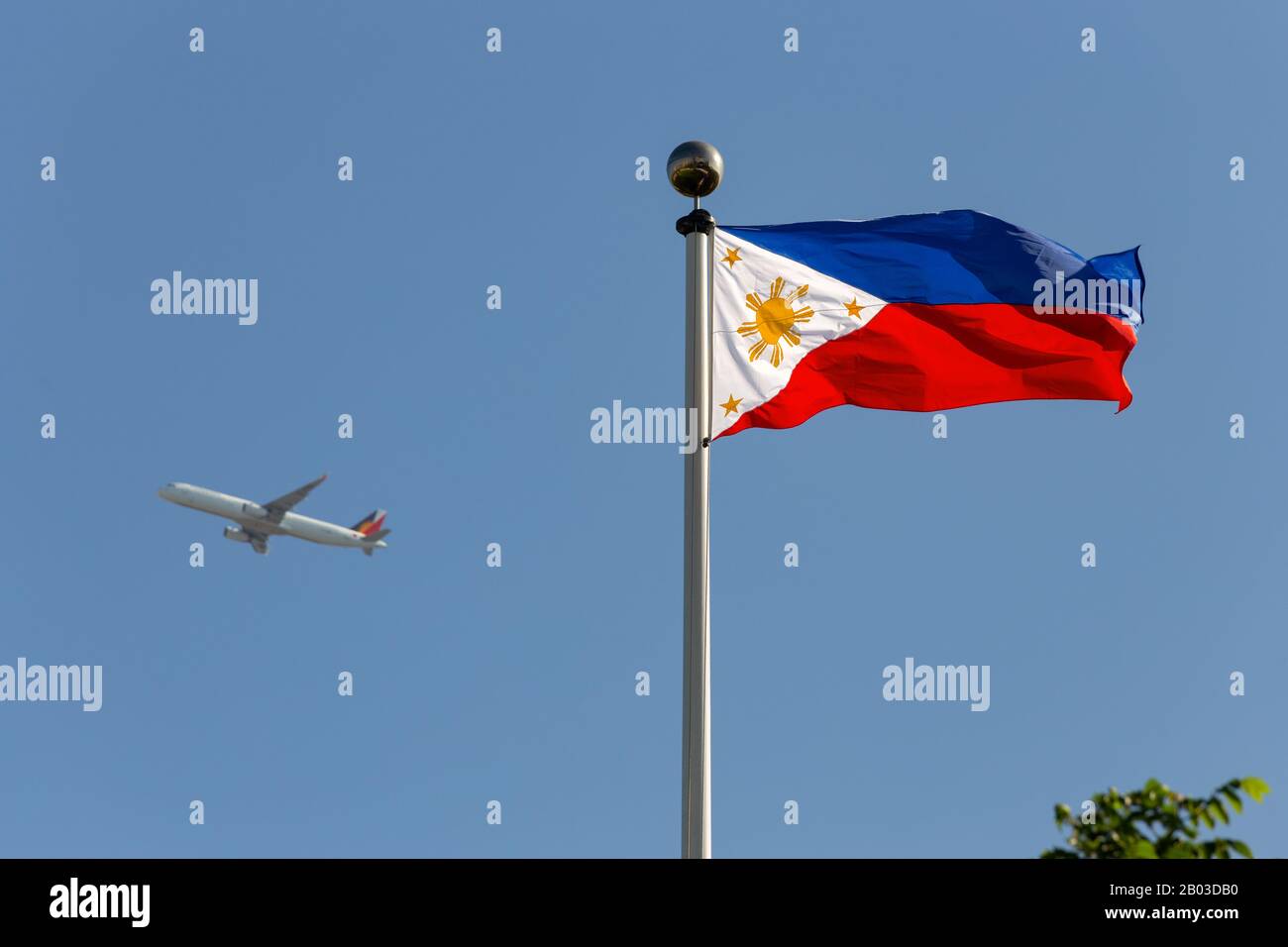 Imagen de una bandera de Filipinas y un avión de fondo Foto de stock