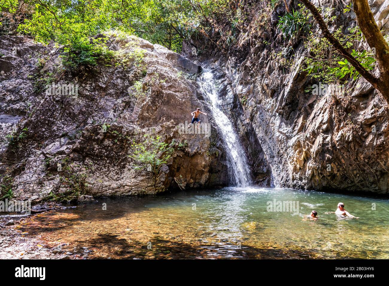Los Nietos, Azuero, Panamá - Jan 26, 2020: Gente nadando en las piscinas de cascadas de los Nietos ubicadas en las afueras del Parque Nacional Cerro Canajagua en Azuero Foto de stock