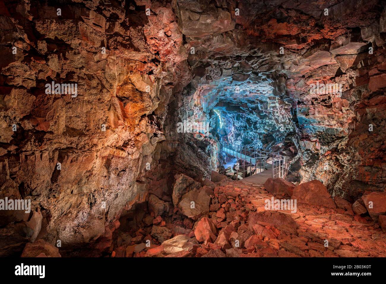 Túnel De Lava Raufarholshellir, Islandia. Uno de los tubos de lava más largos a corta distancia de Reykjavik, Islandia Foto de stock