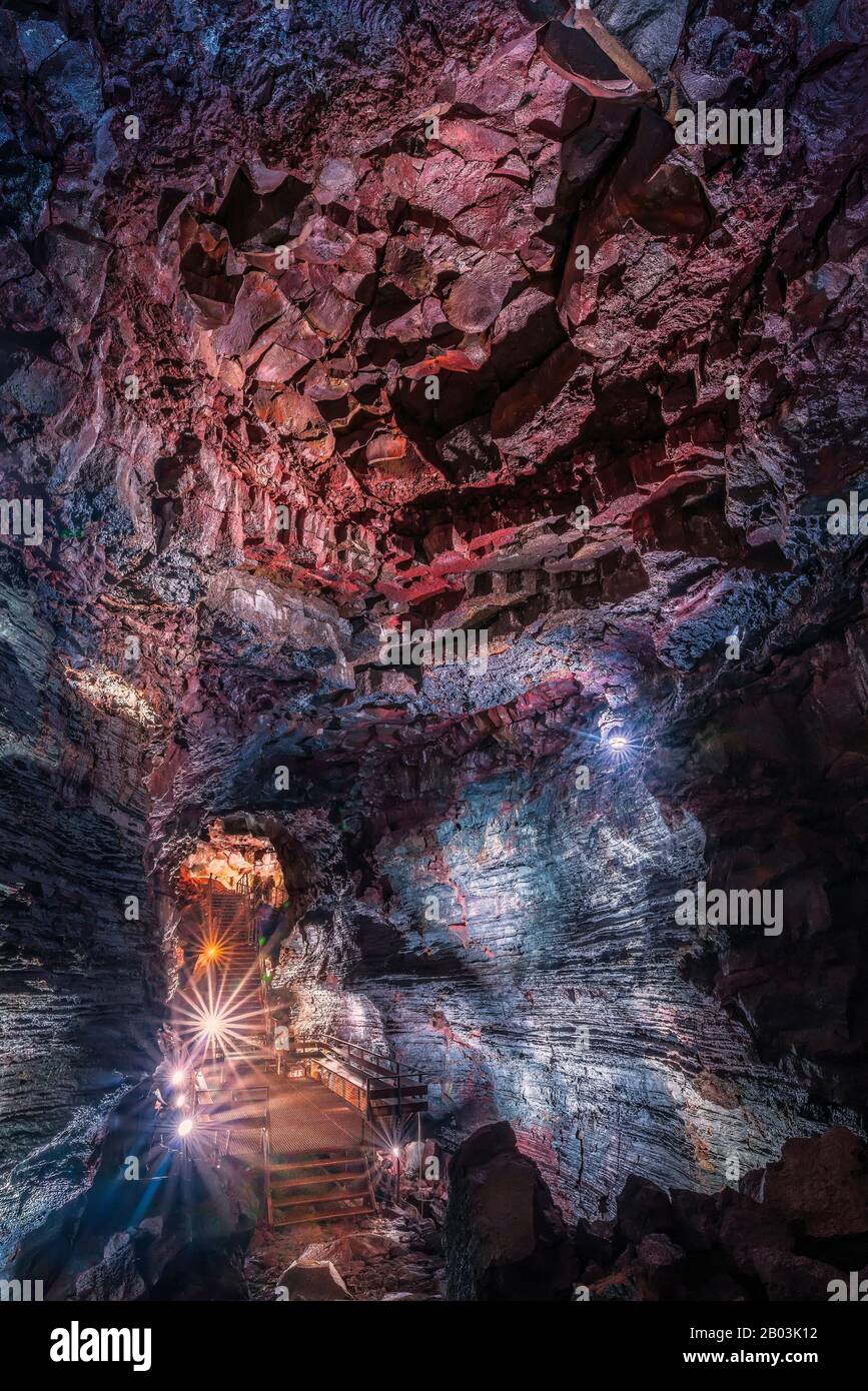 Túnel De Lava Raufarholshellir, Islandia. Uno de los tubos de lava más largos a corta distancia de Reykjavik, Islandia Foto de stock