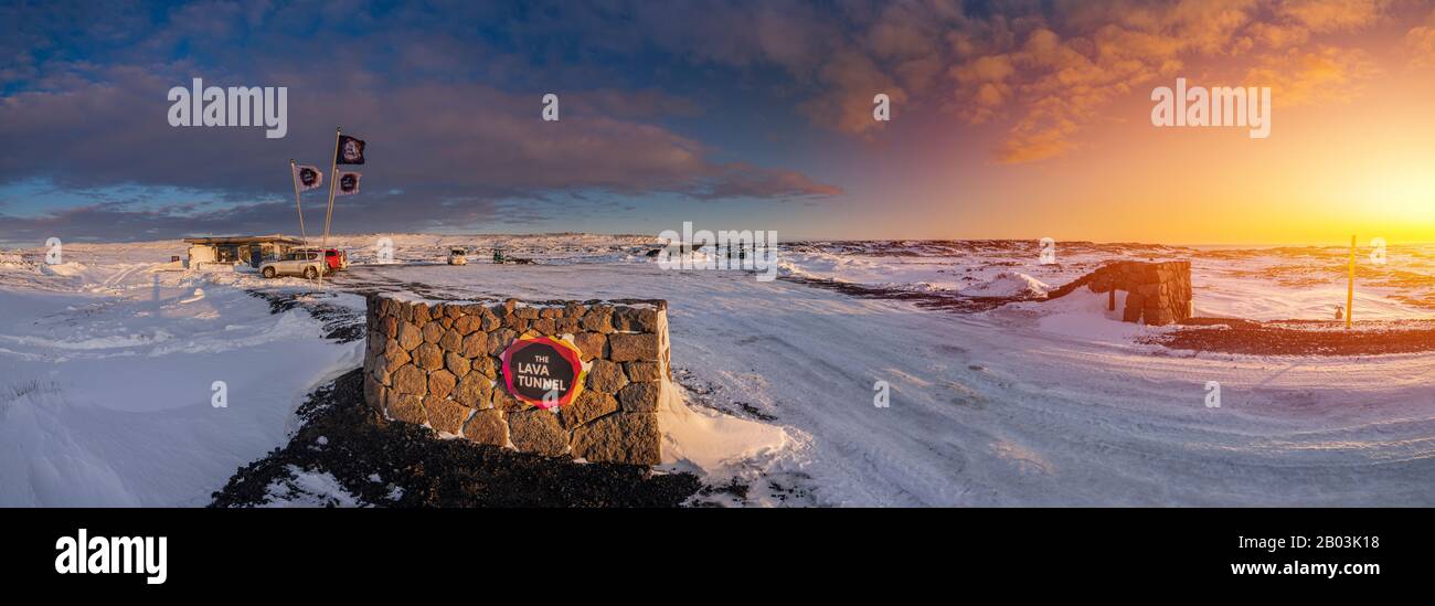 Túnel De Lava Raufarholshellir, Islandia. Uno de los tubos de lava más largos a corta distancia de Reykjavik, Islandia Foto de stock