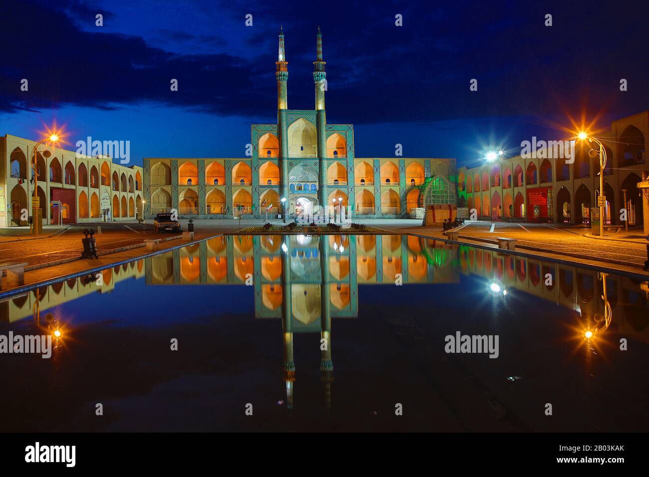 Mezquita Chakhmaq y su reflejo en la piscina, al atardecer, en Yazd, Irán Foto de stock