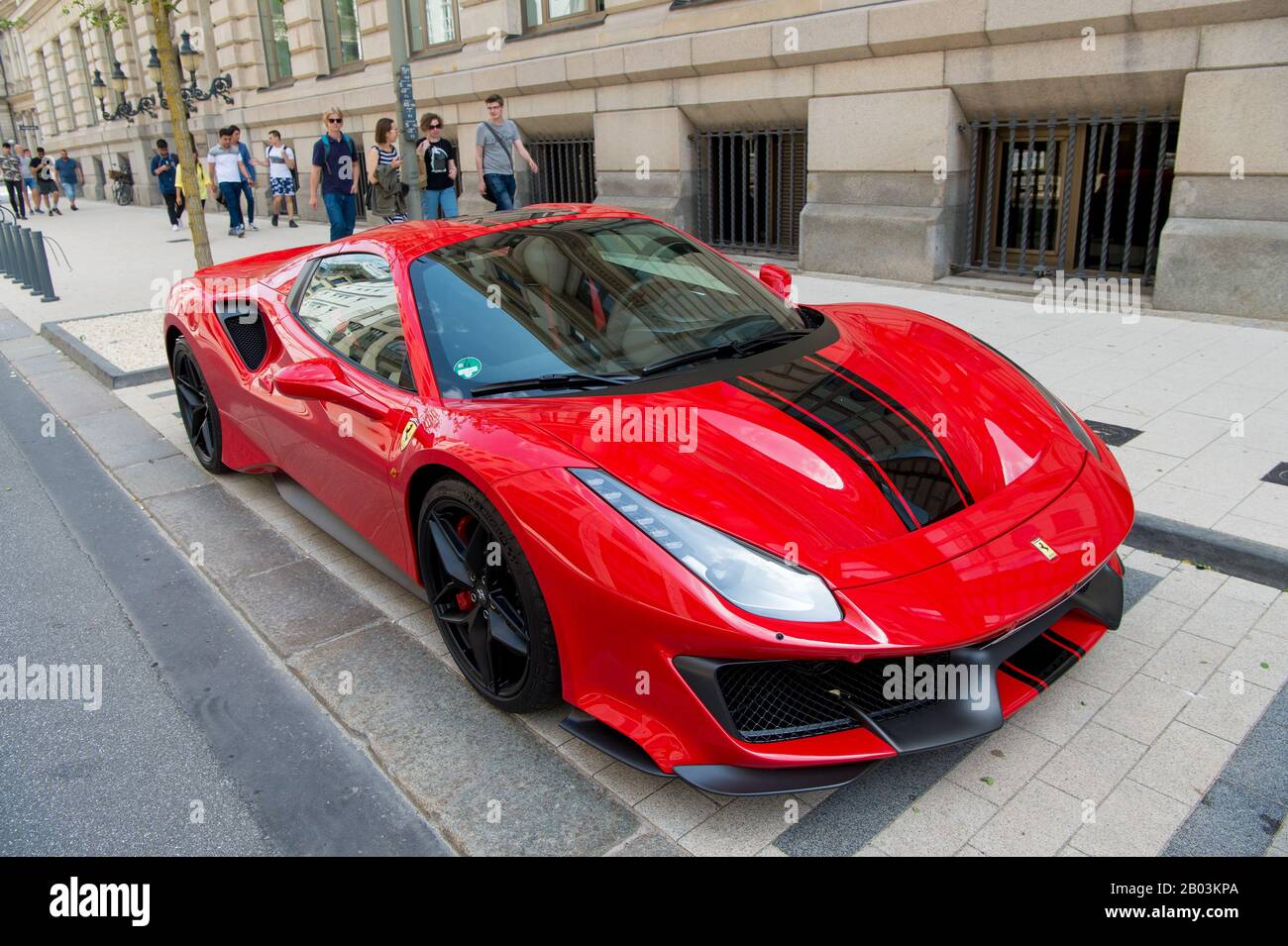 Hamburgo, Alemania-27 de julio de 2019: Supercar rojo Ferrari 488 Pista  estacionado en la calle en Hamburgo, Alemania . Lamborghini es famoso  automóvil de Marca caro Fotografía de stock - Alamy