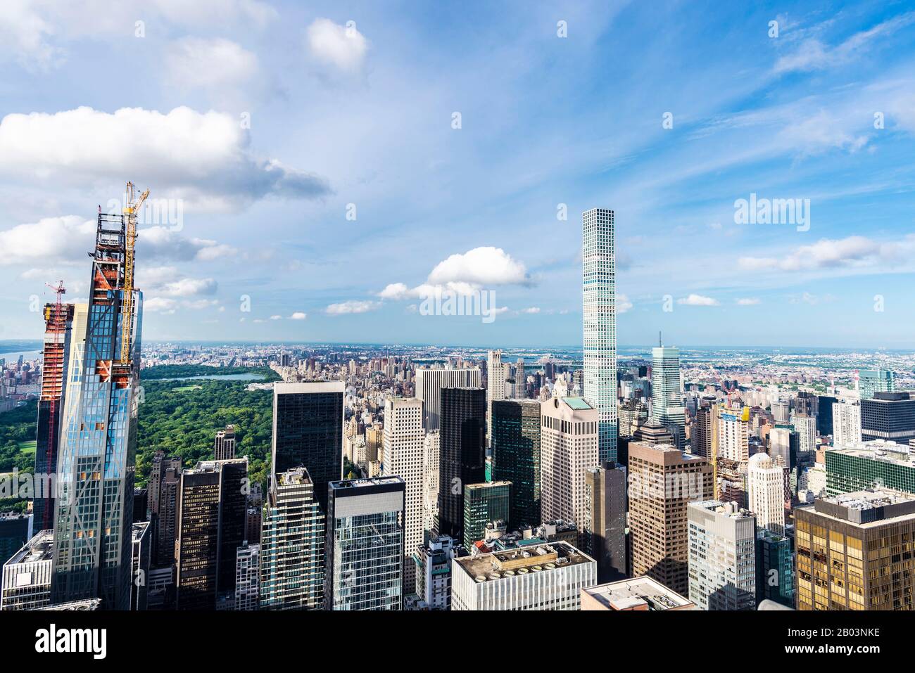 Vista elevada del horizonte de los rascacielos modernos y otros en construcción junto a Central Park desde Top of the Rock en Manhattan, Nueva York Foto de stock