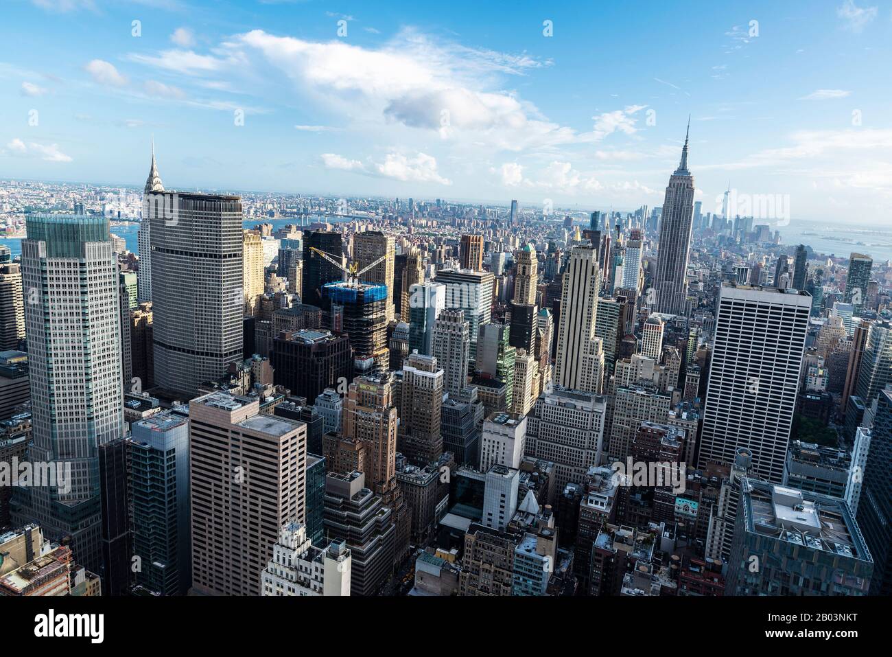 Vista elevada del horizonte de los rascacielos modernos de Manhattan con el Empire State Building desde la cima de la roca en la ciudad de Nueva York, Estados Unidos Foto de stock