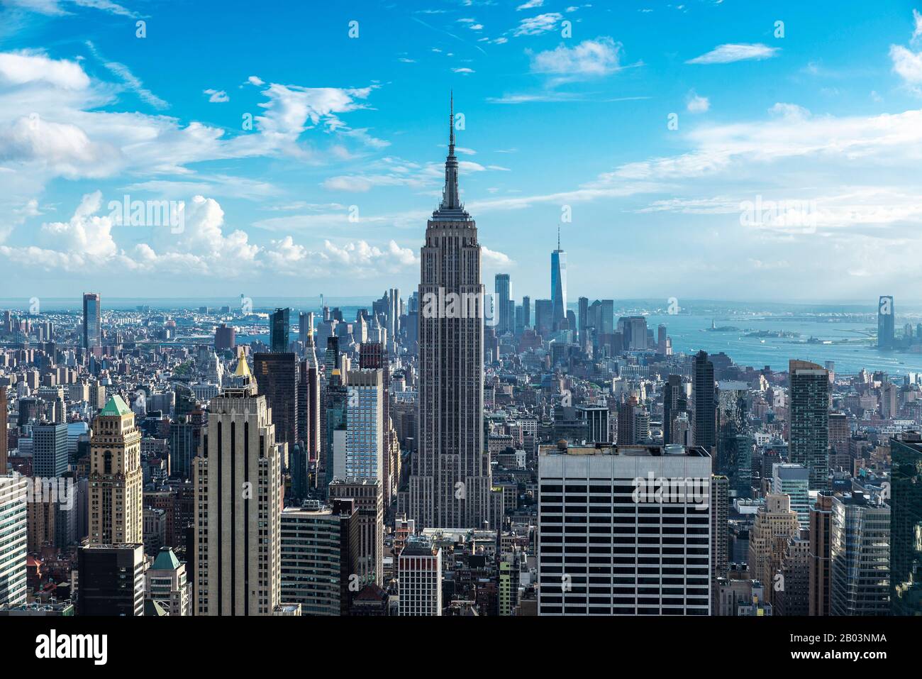 Vista elevada del horizonte de los rascacielos modernos de Manhattan con el Empire State Building desde la cima de la roca en la ciudad de Nueva York, Estados Unidos Foto de stock