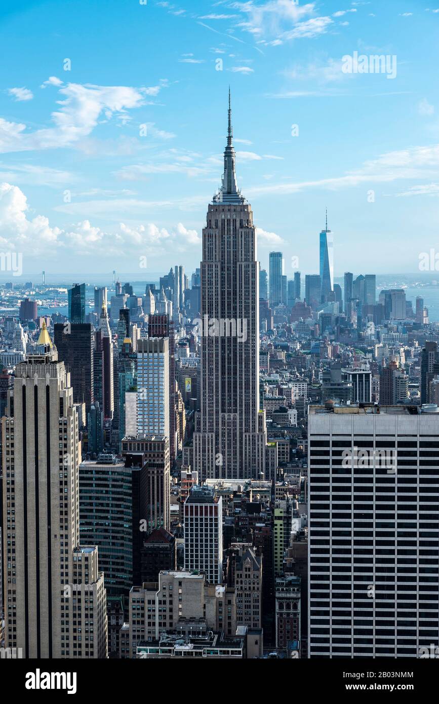 Vista elevada del horizonte de los rascacielos modernos de Manhattan con el Empire State Building desde la cima de la roca en la ciudad de Nueva York, Estados Unidos Foto de stock