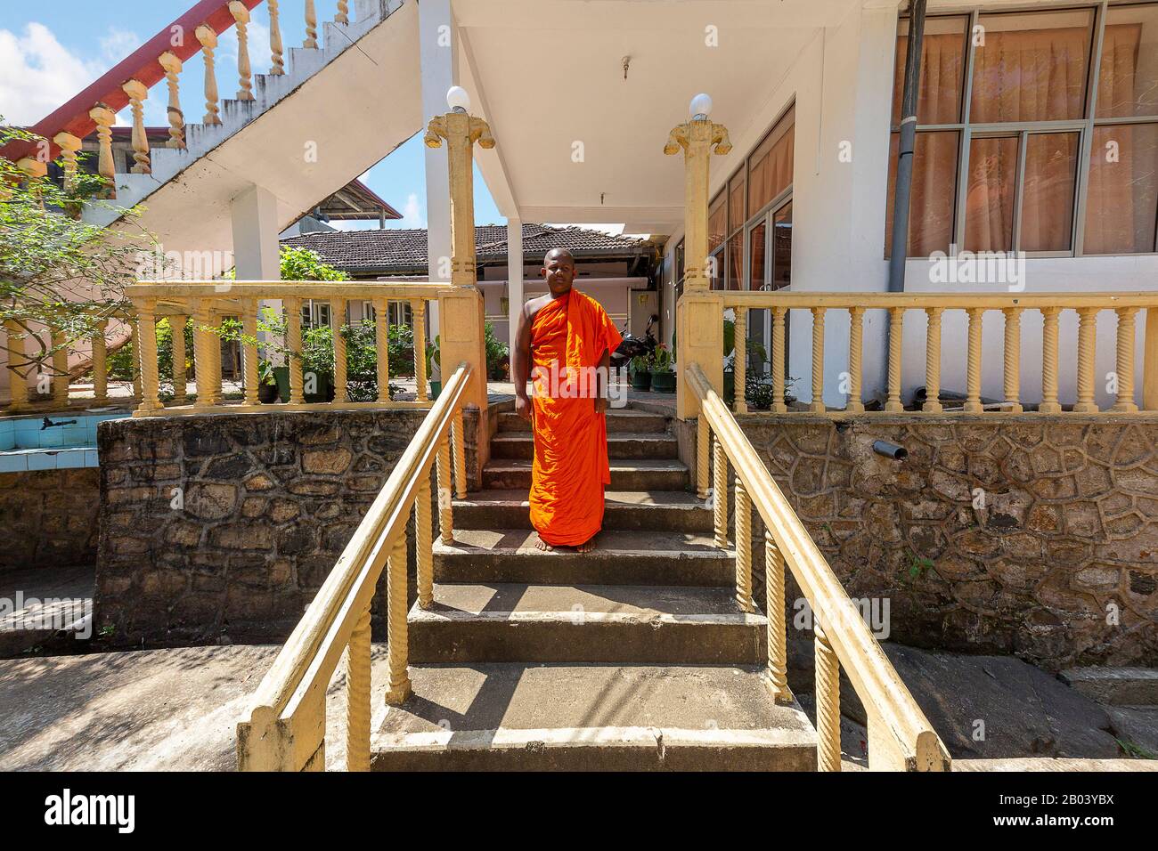 Monje budista en Pussellawa, Sri Lanka Foto de stock