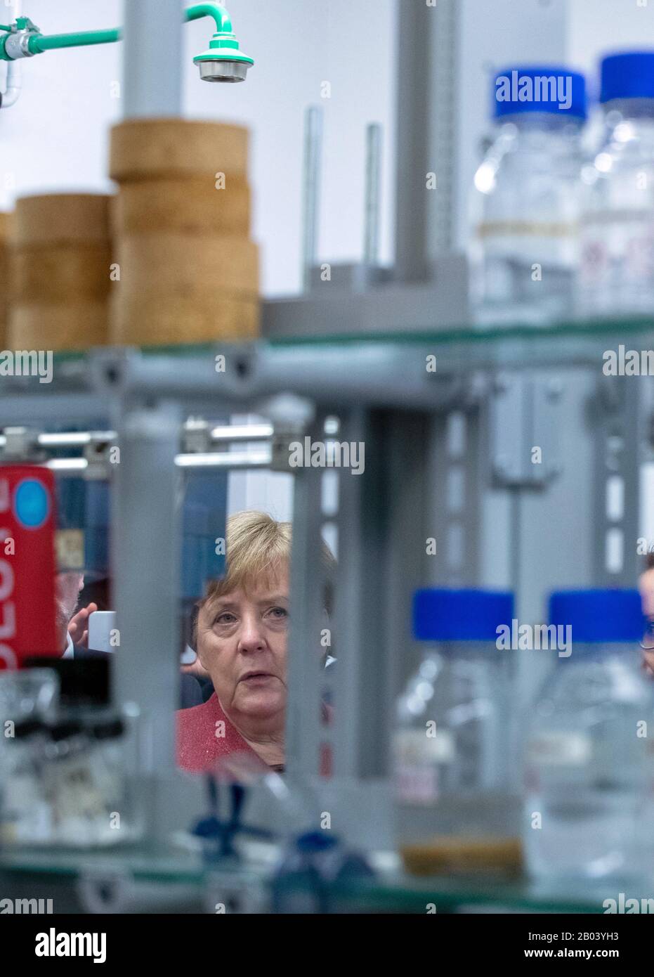Greifswald, Alemania. 04 de febrero de 2020. La canciller alemana Angela Merkel (CDU) visita la empresa Enzymical en el centro biotecnológico. Antes de esto, Merkel sentó las bases del nuevo centro de ciencias de la vida y tecnología de plasma. El centro de puesta en marcha está destinado a dar a las empresas jóvenes la oportunidad de poner en práctica sus ideas en los campos de la bioeconomía y la tecnología del plasma. La inversión total asciende a más de 117 millones de euros, se crearán 240 puestos de trabajo. Crédito: Jens Büttner/dpa-Zentralbild/ZB/dpa/Alamy Live News Foto de stock