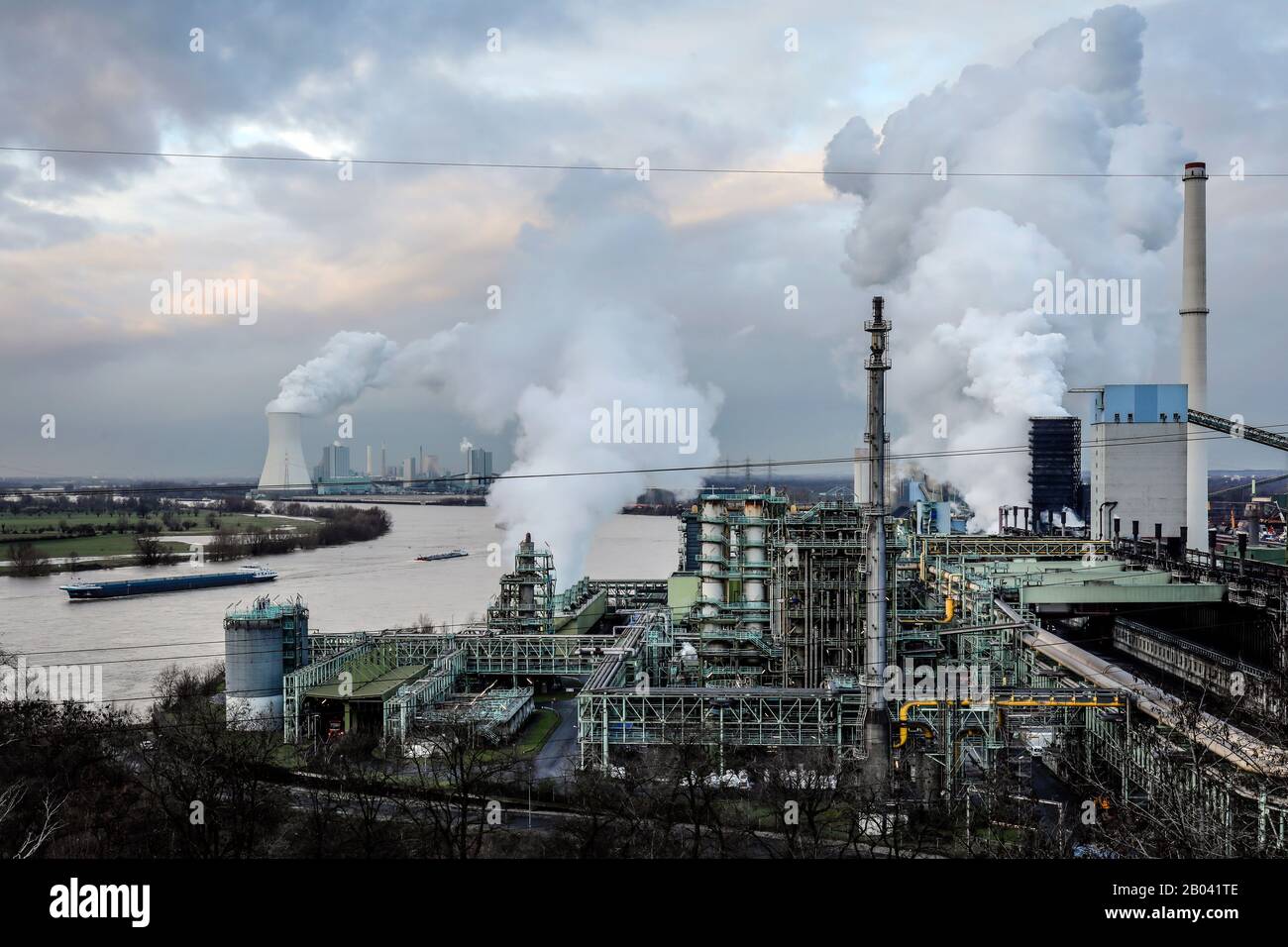 Duisburg, Ruhr Area, Renania del Norte-Westfalia, Alemania - ThyssenKrupp Steel Europe, KBS coking plant Schwelgern am Rhein en Duisburg-Marxloh, en el bac Foto de stock