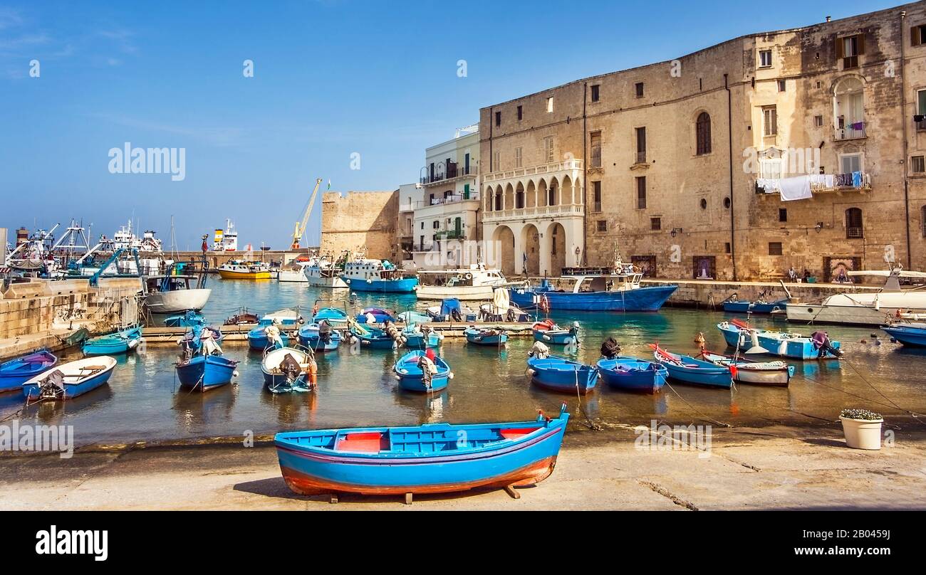 Barcos de pesca en el antiguo puerto de Porto Vecchio en Monopoli Puglia Italia Foto de stock