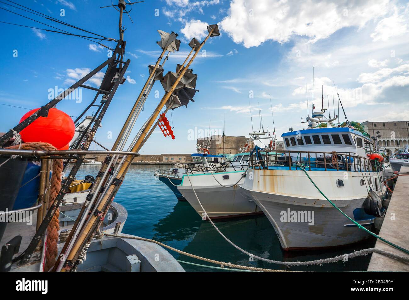 Barcos de pesca en el puerto de Monopoli Puglia Italia Foto de stock