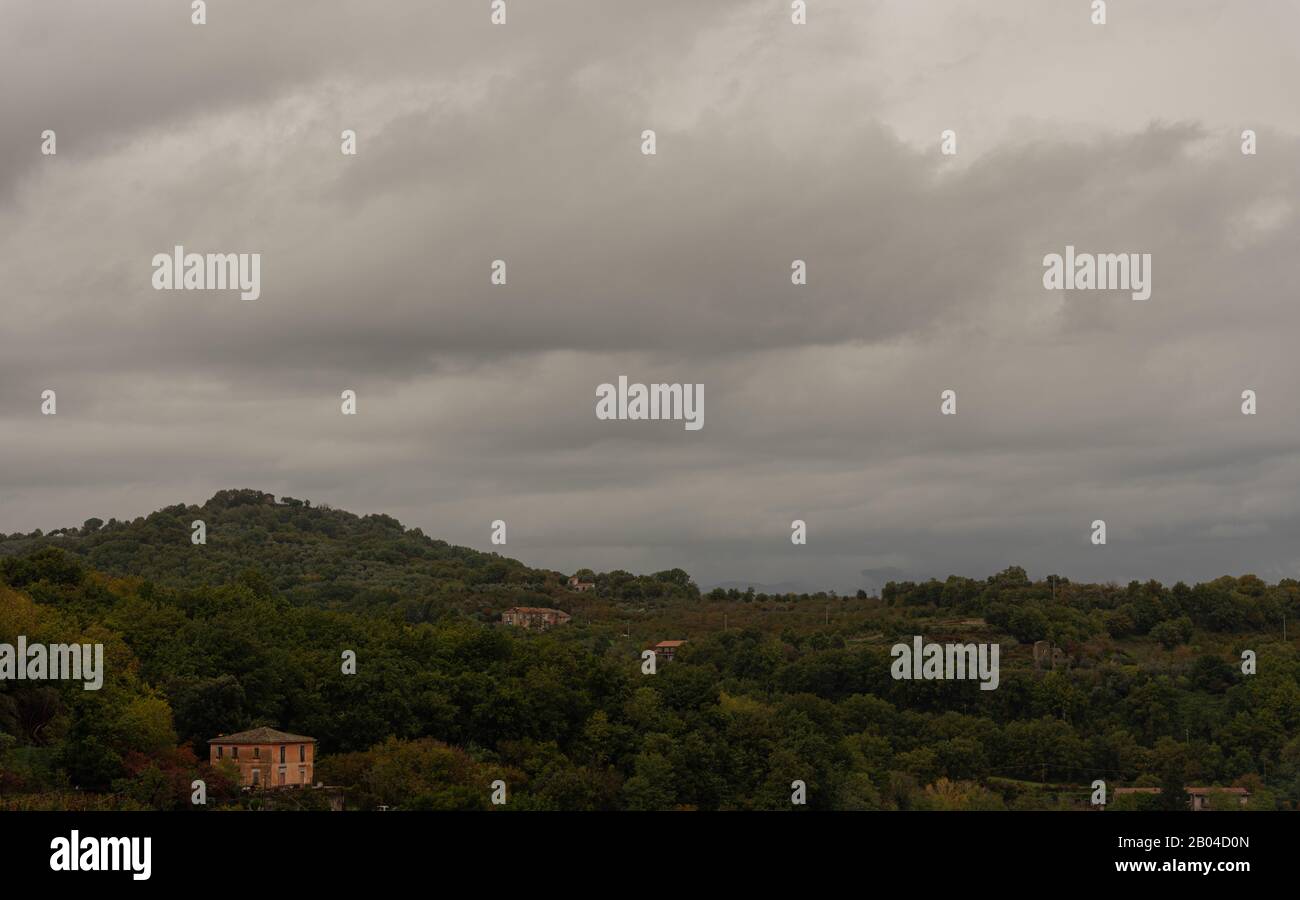 Teano, Caserta, Campania. Ciudad de origen preromano, situada en las laderas del macizo volcánico de Roccamonfina. Panorama. Foto de stock