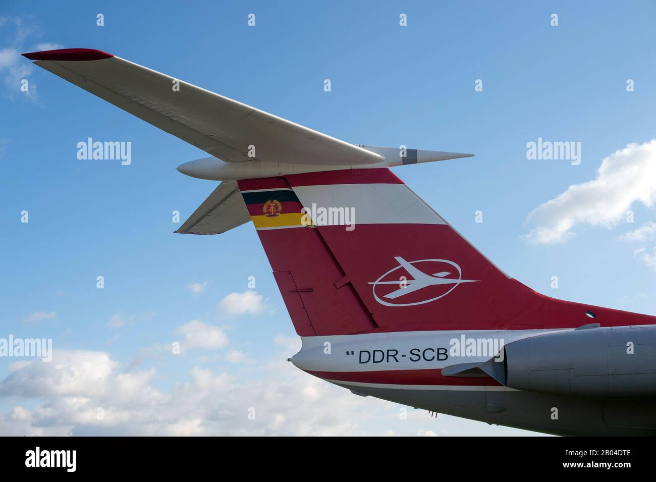 Magdeburg, Alemania. 18 de febrero de 2020. La bandera de la RDA y el logotipo de la aerolínea Interflug se pueden ver en el timón de un Tupolev tu-134. El avión estaba en servicio en ese momento con la aerolínea 'Interflug'. Hoy el avión está estacionado en el borde del delantal del aeropuerto de Magdeburg. Crédito: Klaus-Dietmar Gabbert/dpa-Zentralbild/ZB/dpa/Alamy Live News Foto de stock