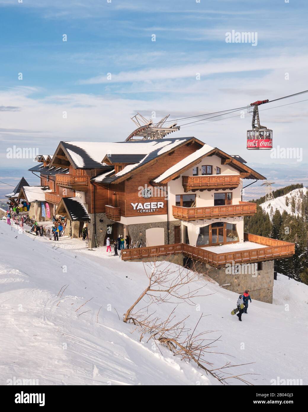 Poiana Brasov, Rumania - 14 de febrero de 2020: Yager Chalet cabaña de montaña, recientemente inaugurado en enero de 2020 en Poiana Brasov estación de esquí, montaña Postavarul. Foto de stock