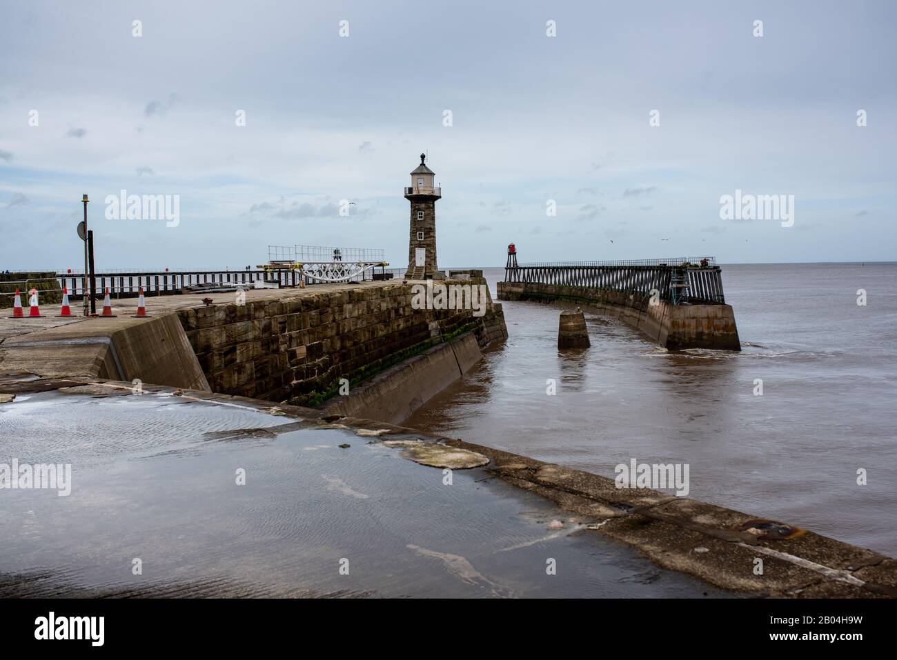 Calma en Whitby Harbor durante la tormenta Dennis. Foto de stock