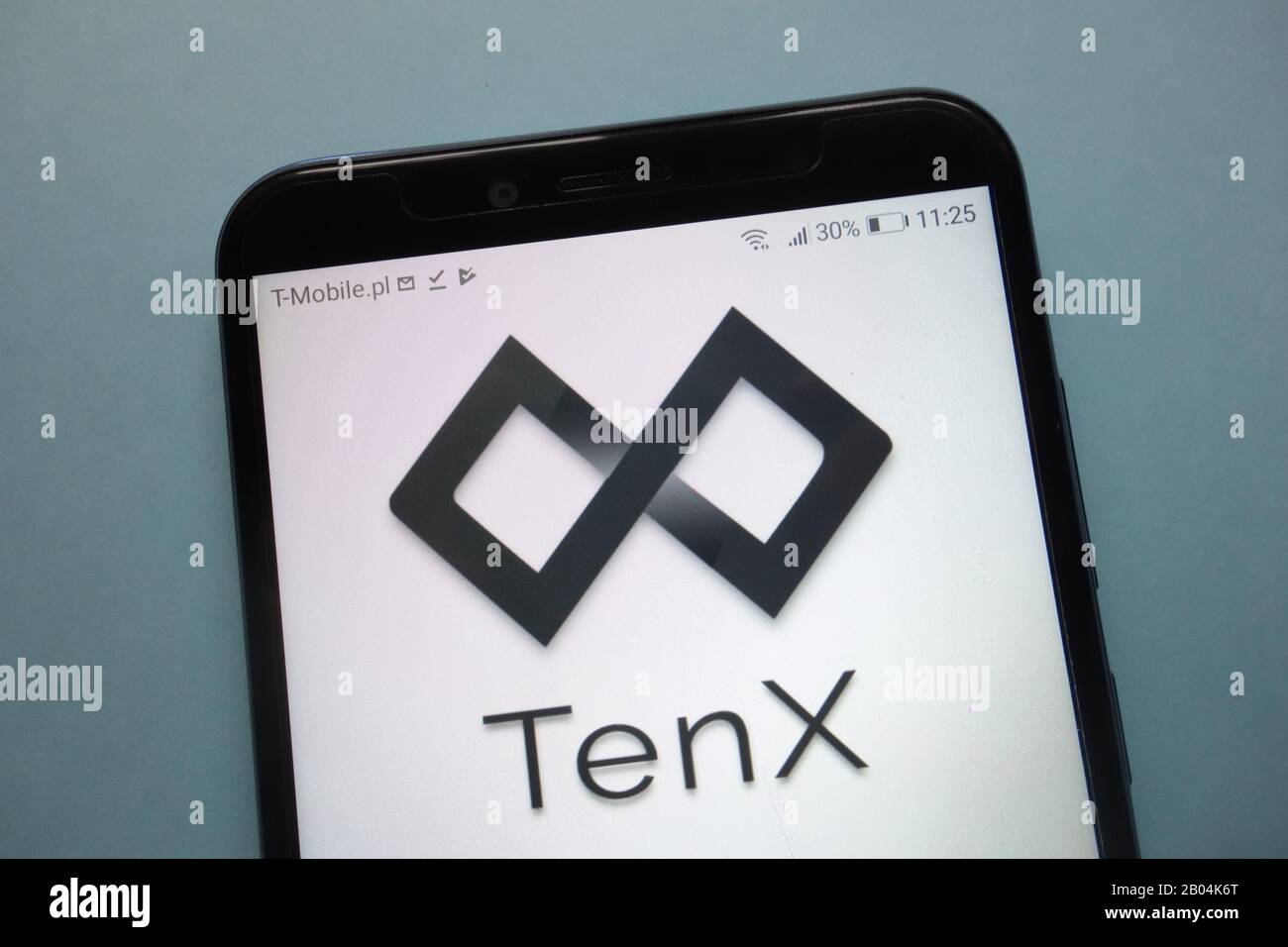 El logotipo de criptomoneda TenX (DE PAGO) se muestra en el smartphone Foto de stock
