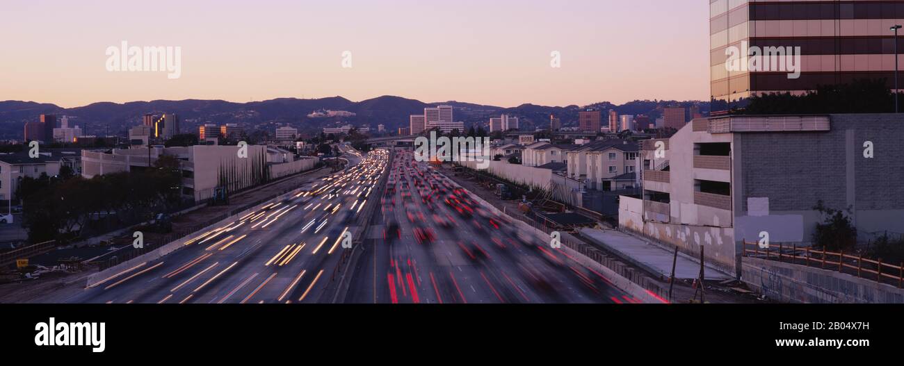 Vista de gran ángulo del tráfico que se mueve en la autopista, 405 Freeway, Ciudad de los Ángeles, California, Estados Unidos Foto de stock
