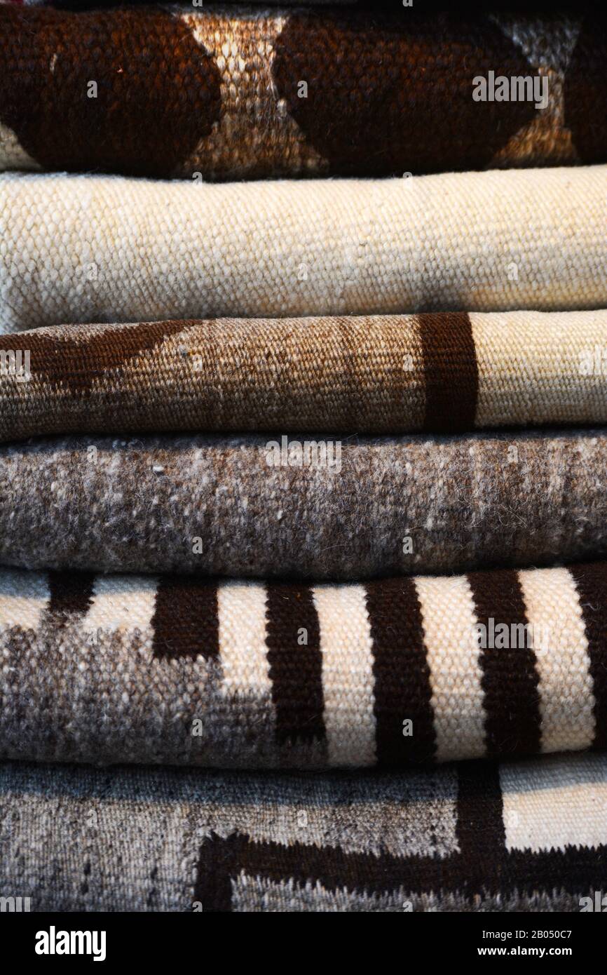 Una selección de mantas de lana navajo vintage a la venta en Shiprock, una  tienda de arte, joyas y antigüedades de los nativos americanos en Santa Fe,  Nuevo México Fotografía de stock -